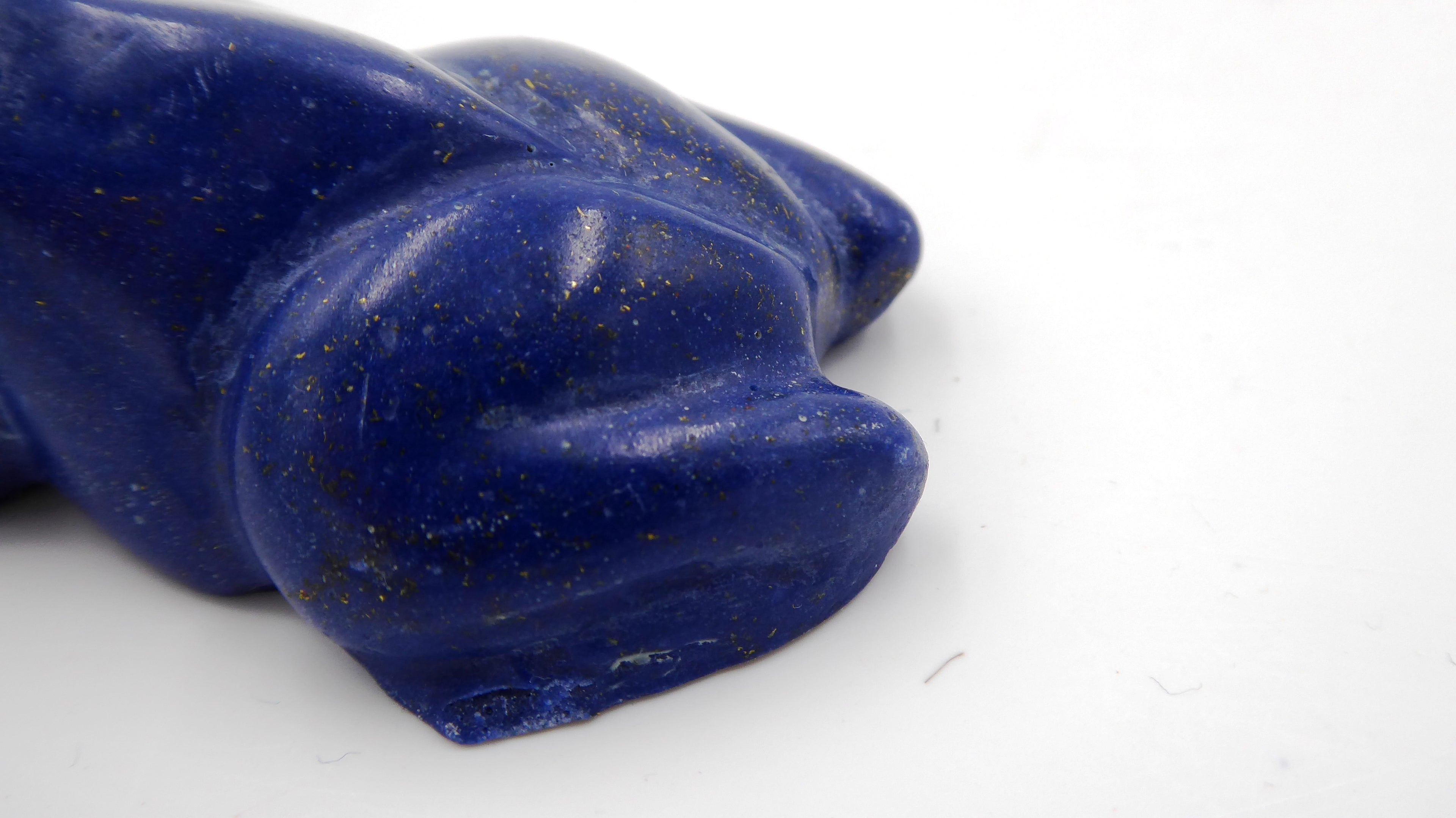 Grenouille assise en LAPIS LAZULI effet paillettes d'or