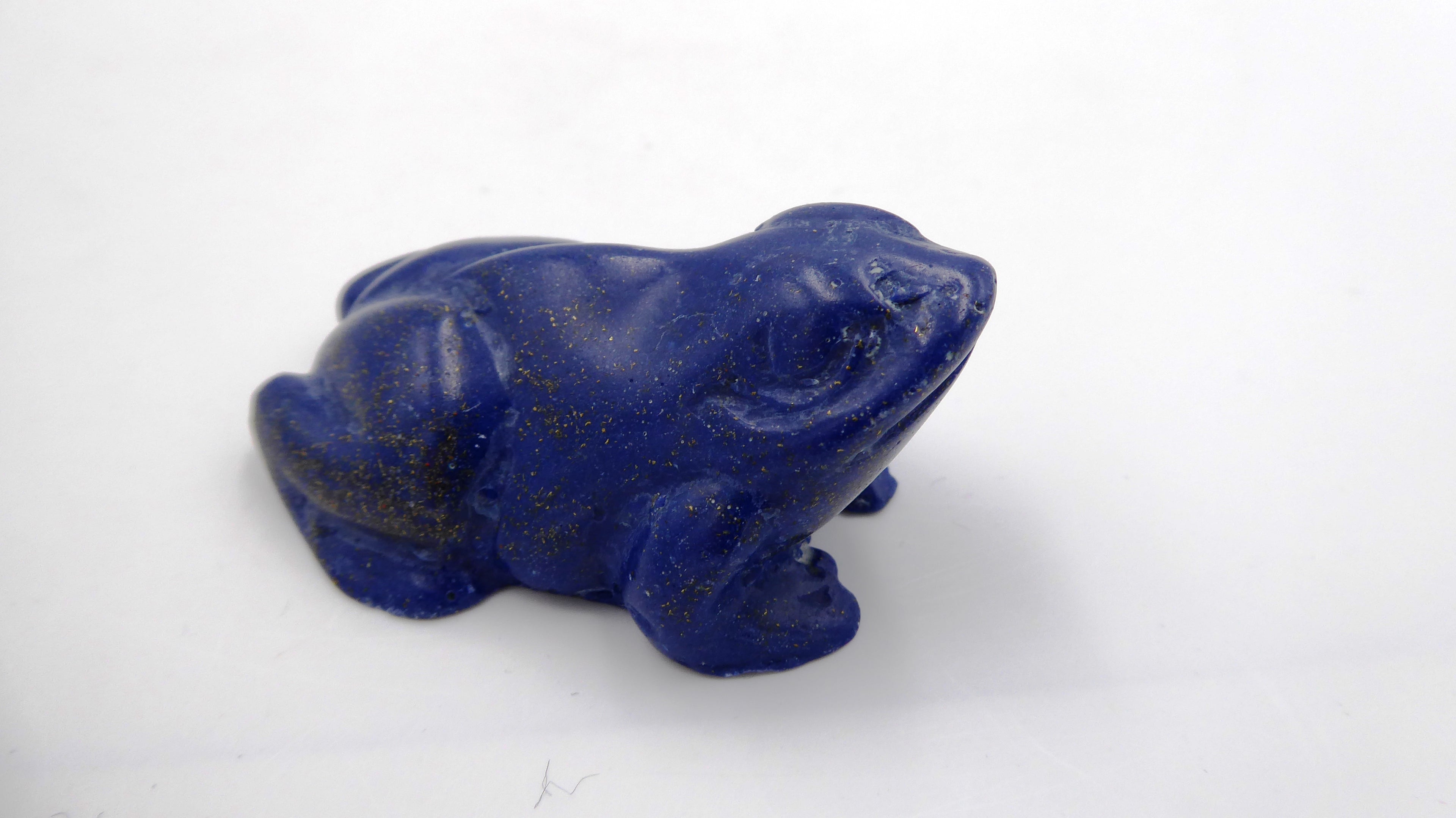 Grenouille assise en LAPIS LAZULI effet paillettes d'or