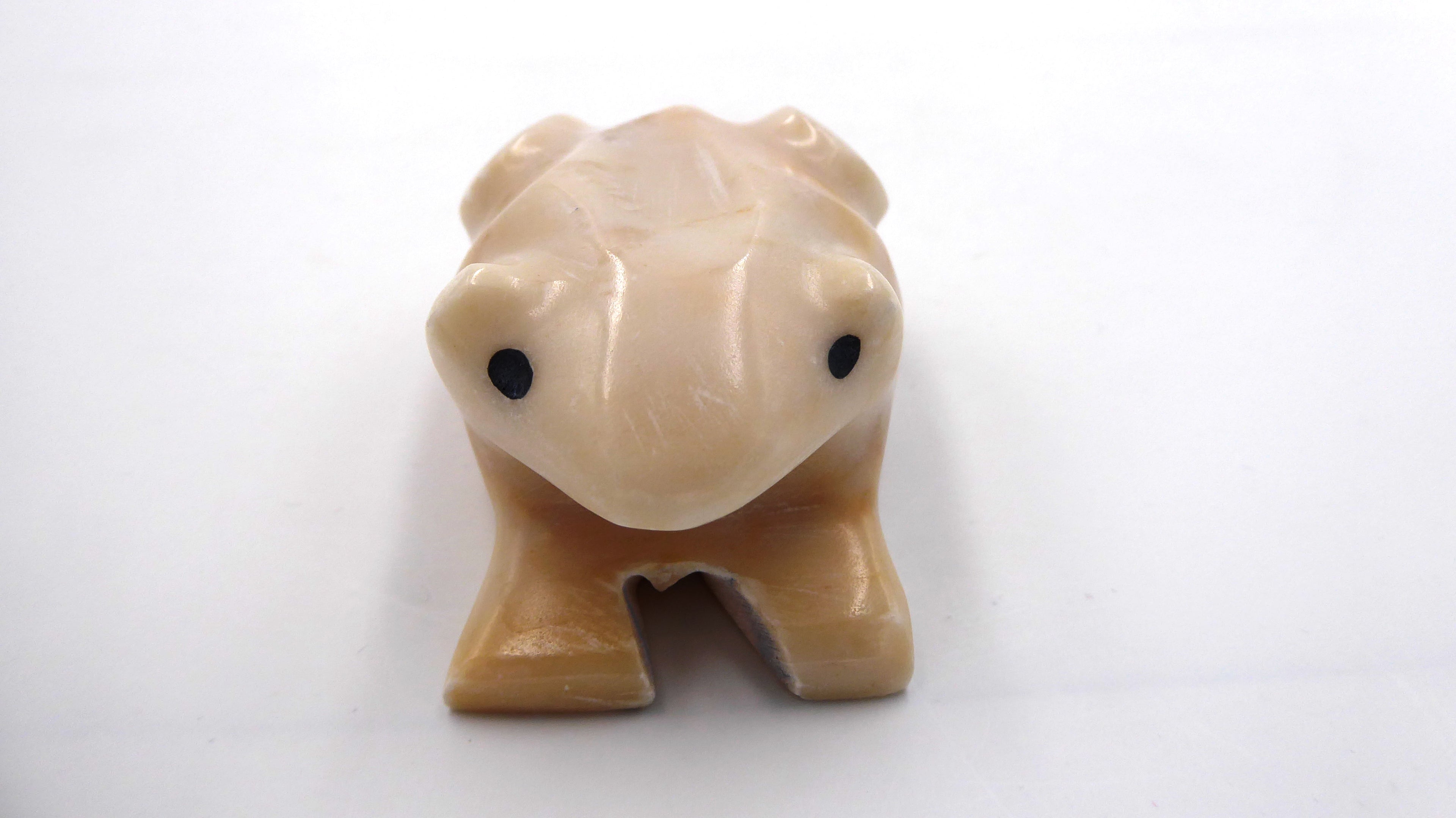 Grenouille en pierre ton crème avec légères traces brunes