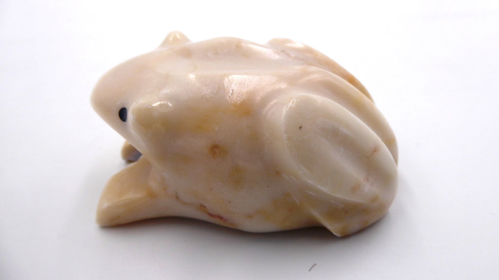 Grenouille en pierre ton crème avec légères traces brunes