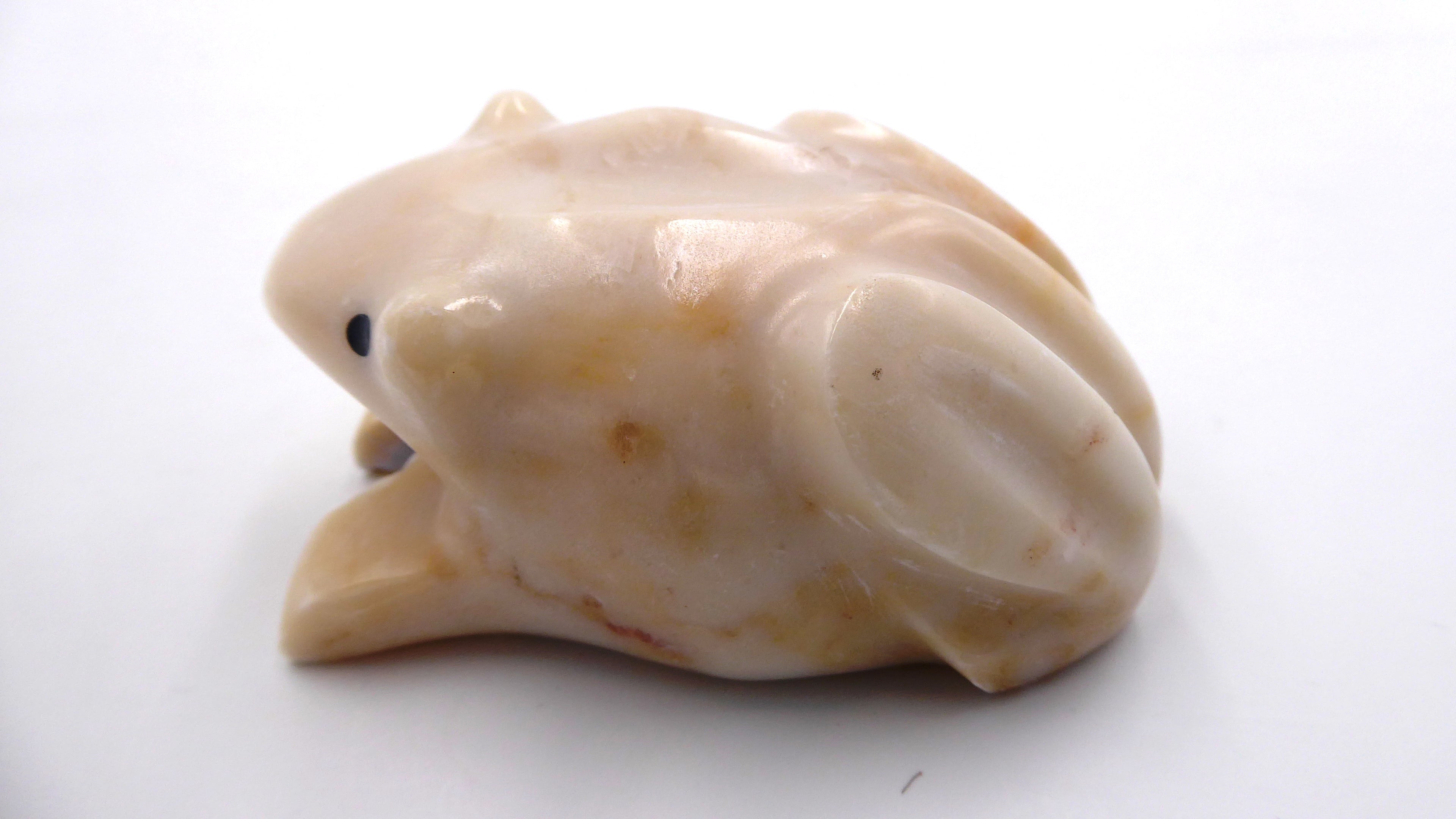 Grenouille en pierre ton crème avec légères traces brunes