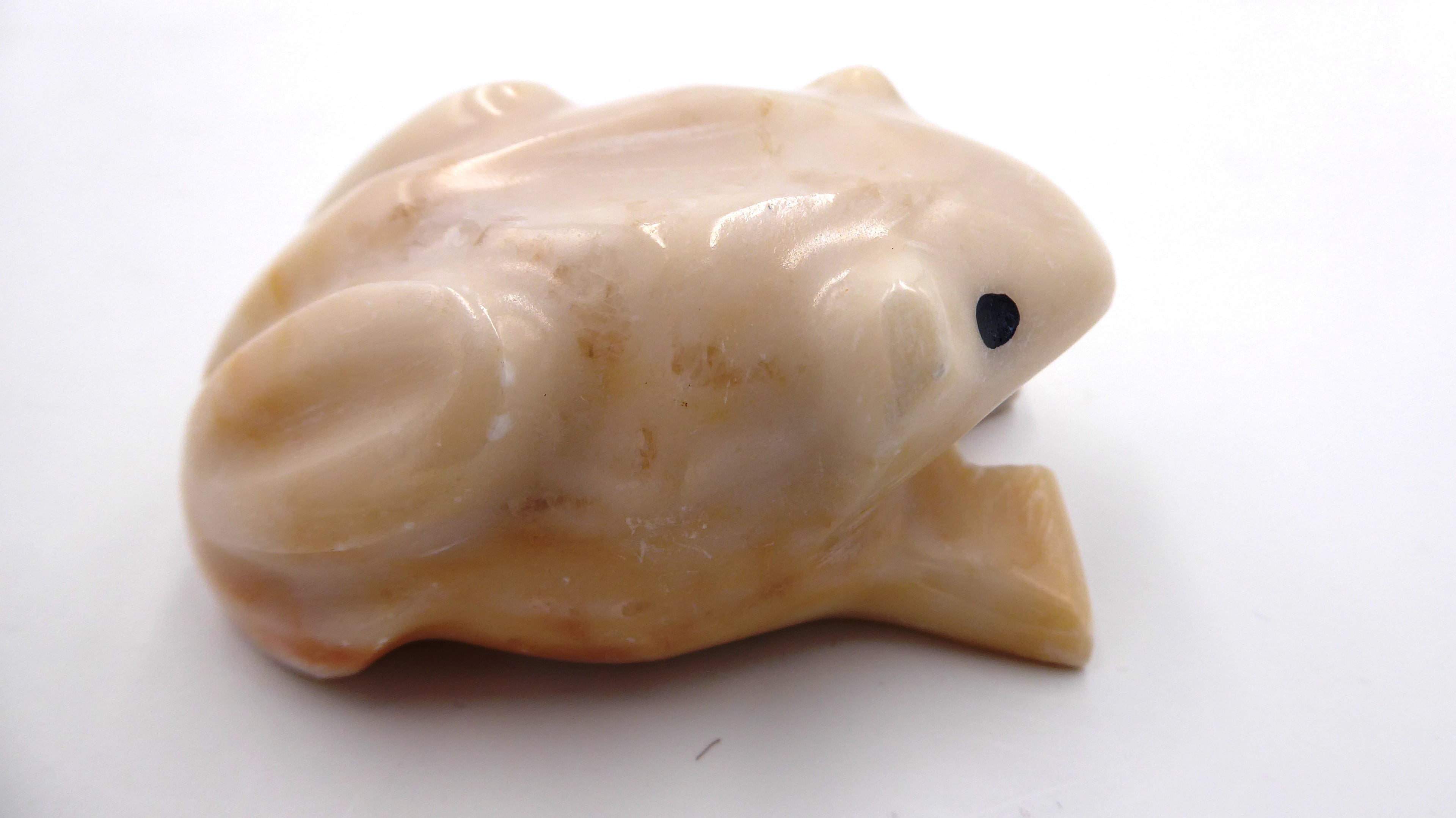 Grenouille en pierre ton crème avec légères traces brunes