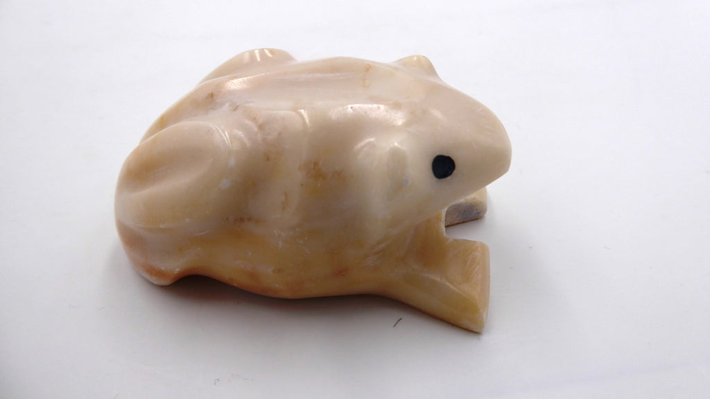 Grenouille en pierre ton crème avec légères traces brunes