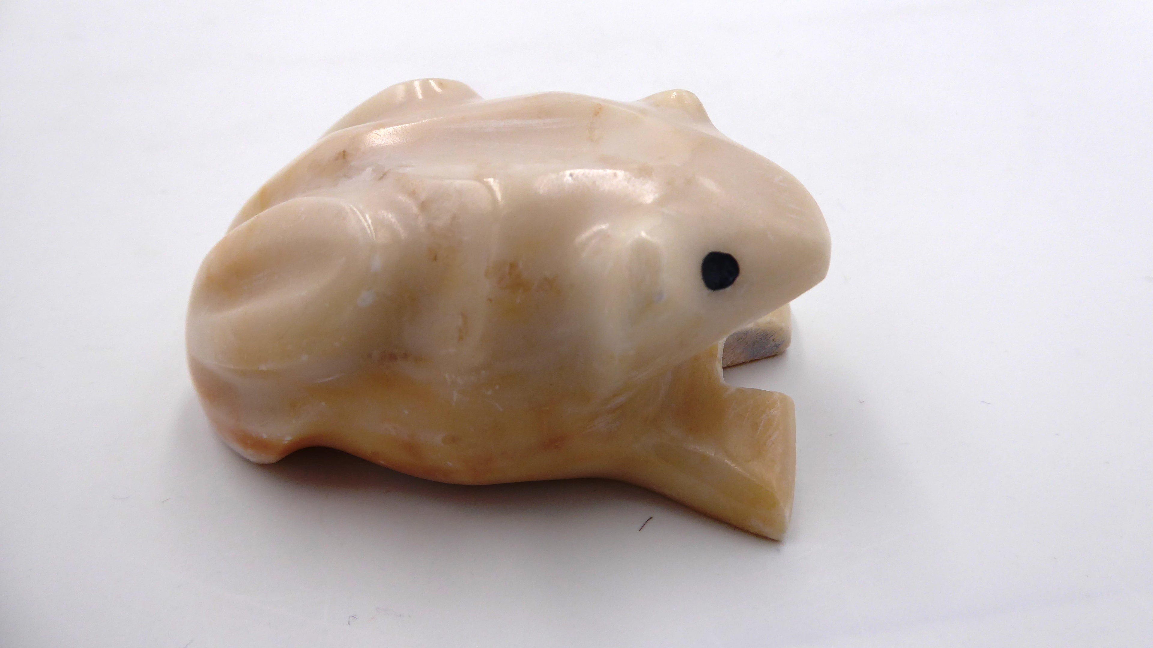 Grenouille en pierre ton crème avec légères traces brunes