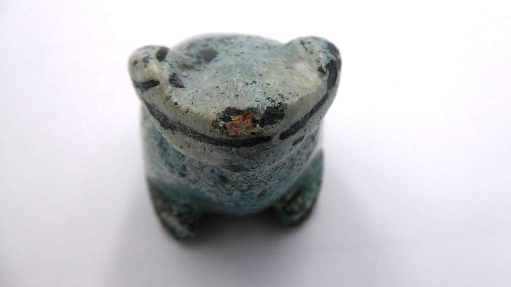 Moyenne grenouille en pierre verdâtre