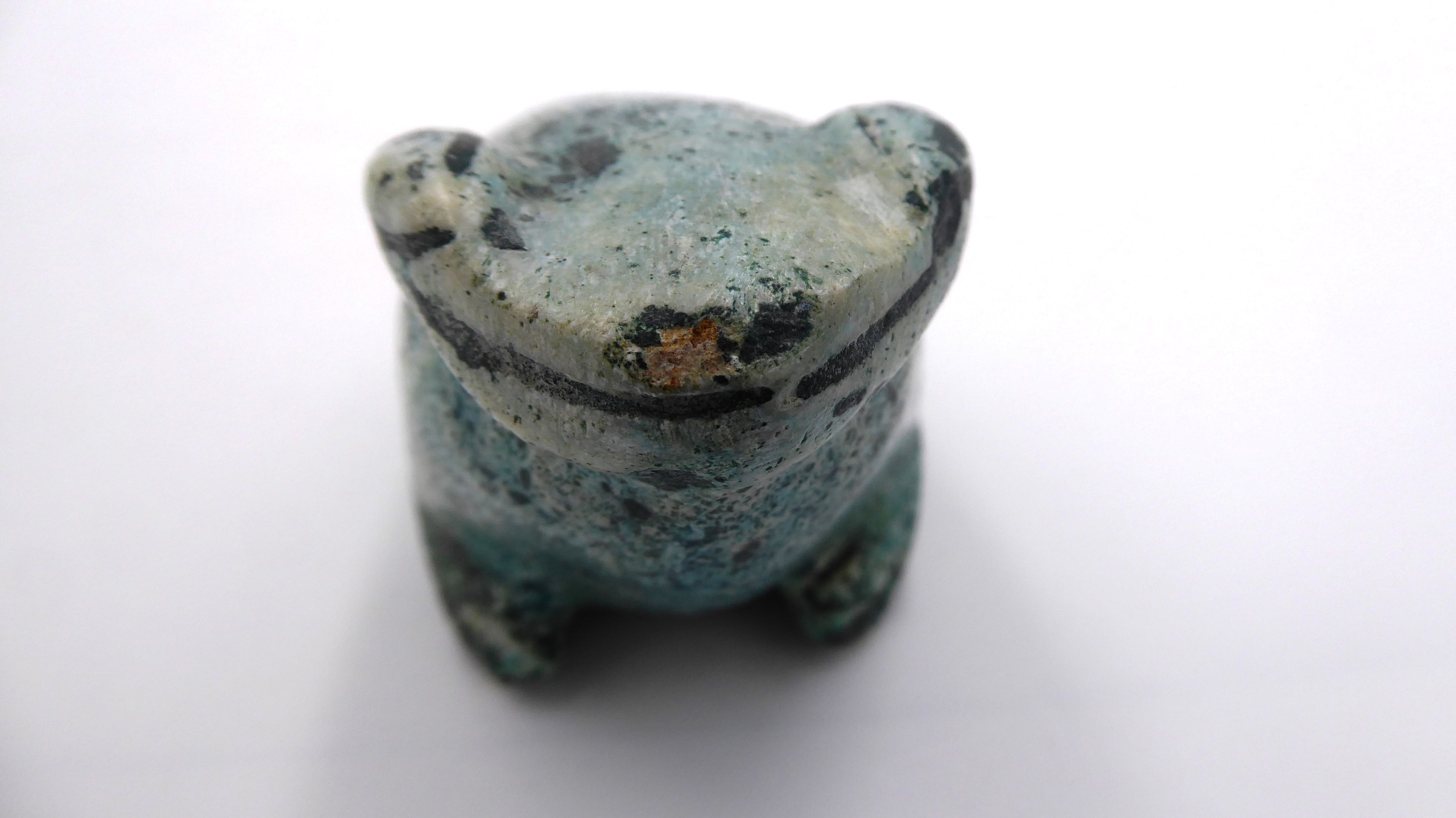 Moyenne grenouille en pierre verdâtre