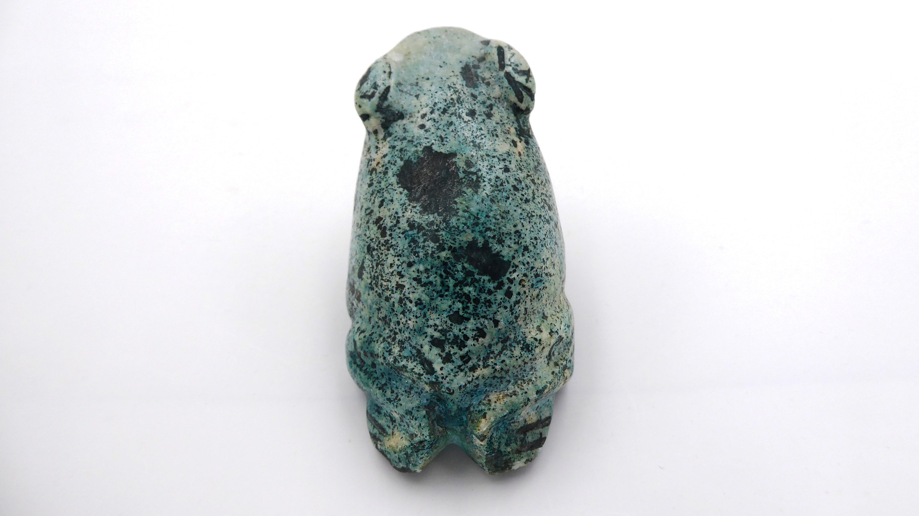 Moyenne grenouille en pierre verdâtre