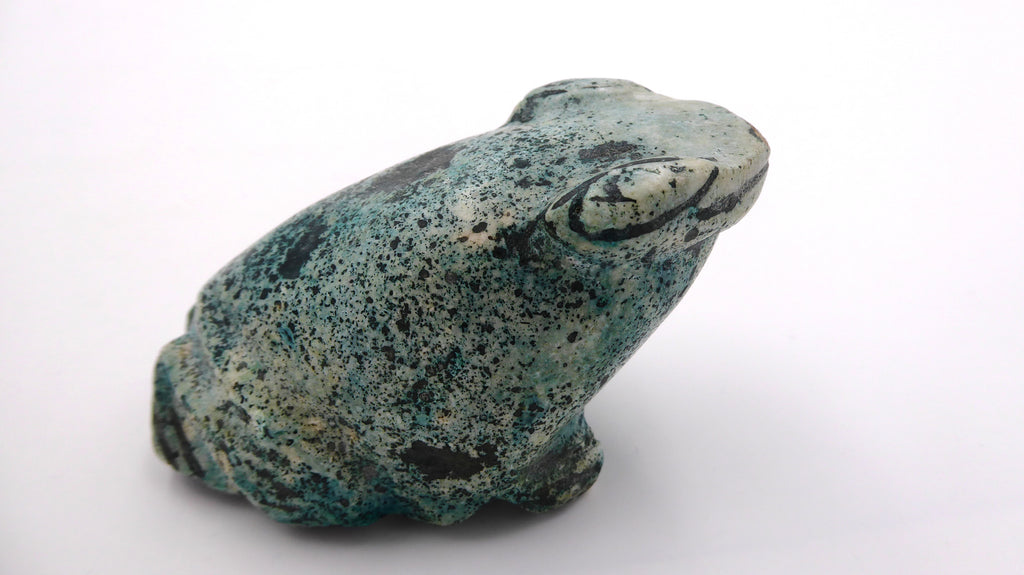 Moyenne grenouille en pierre verdâtre