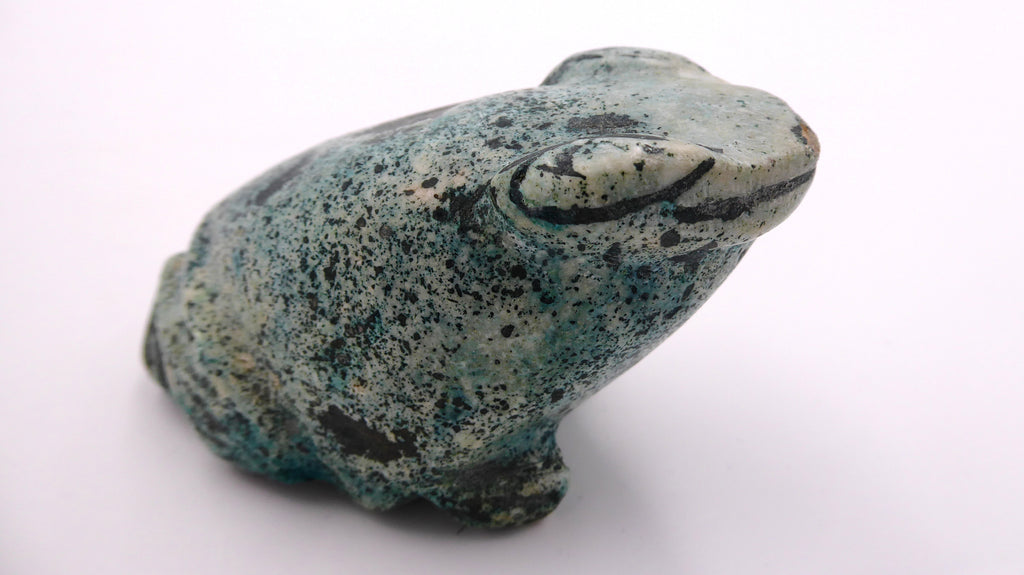 Moyenne grenouille en pierre verdâtre