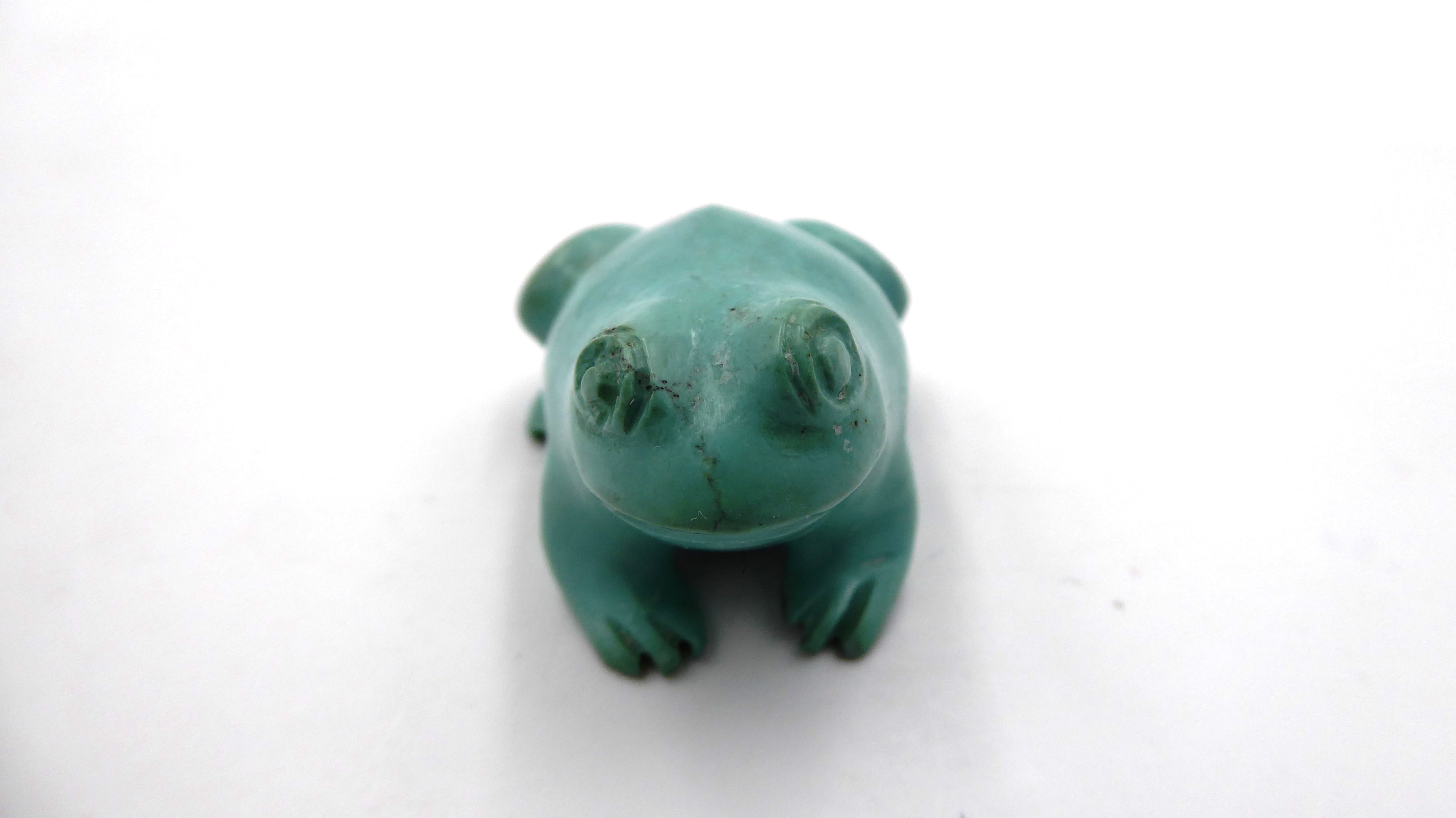 Petite grenouille en pierre ton vert pastel