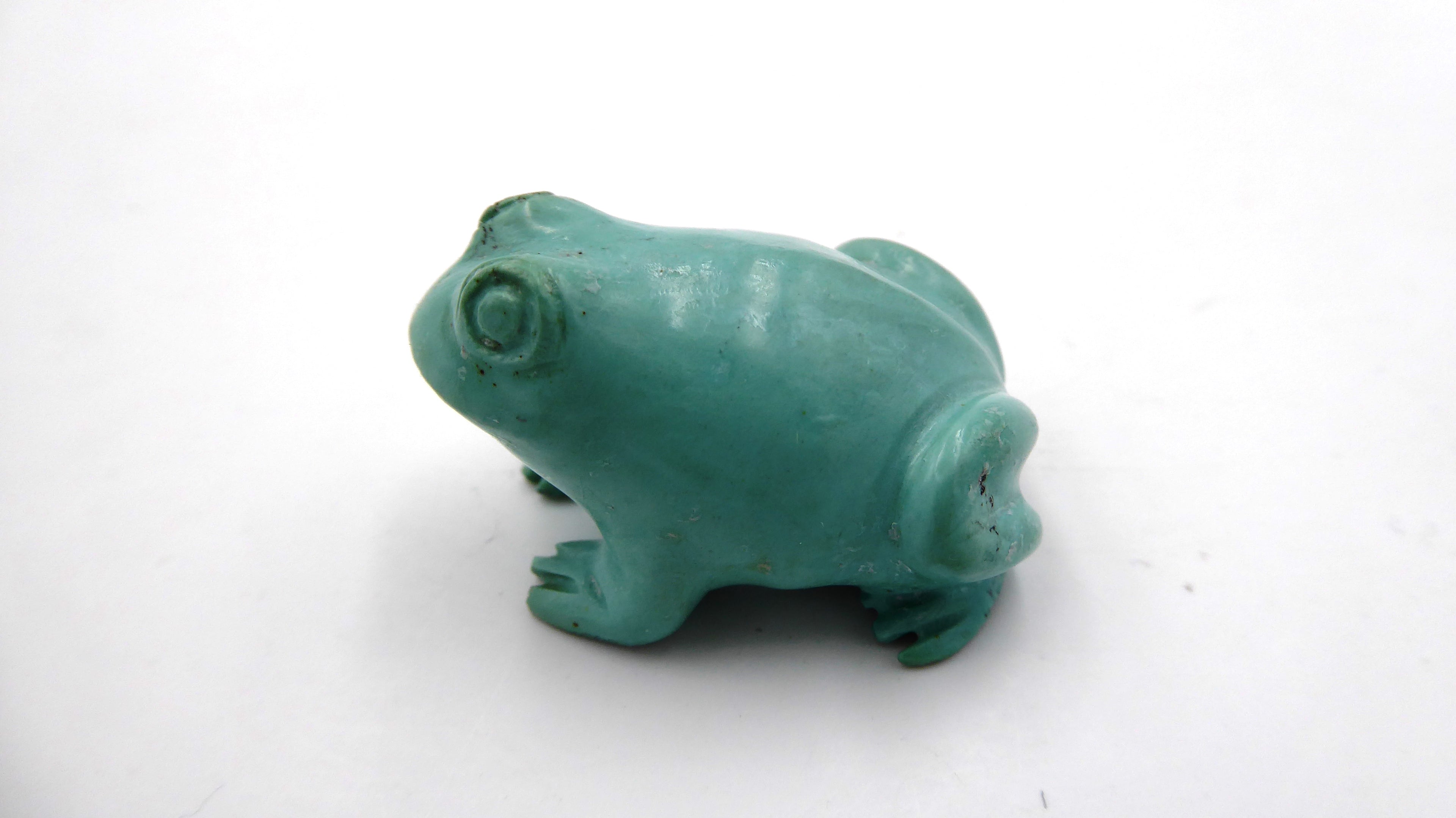 Petite grenouille en pierre ton vert pastel