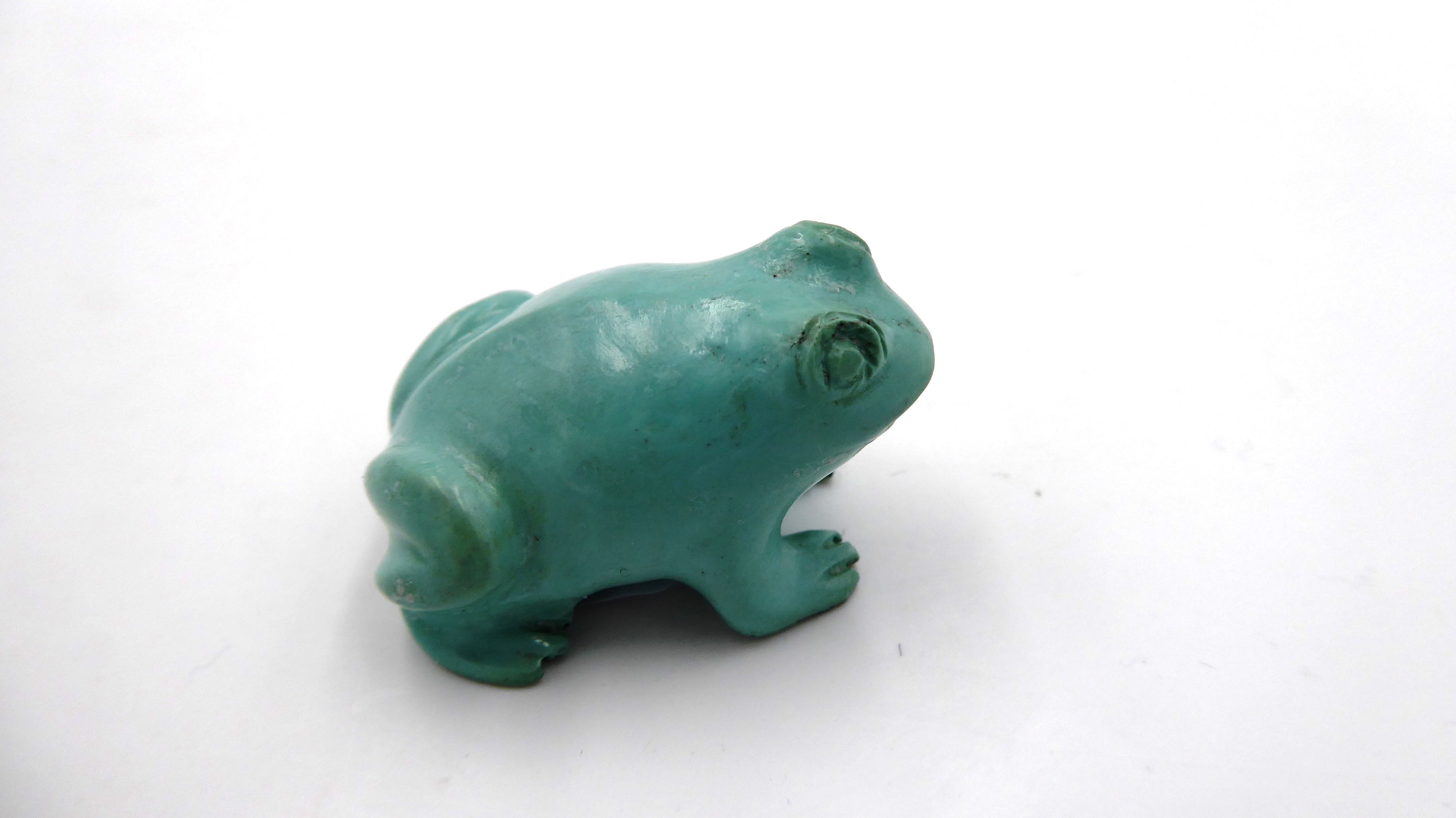 Petite grenouille en pierre ton vert pastel