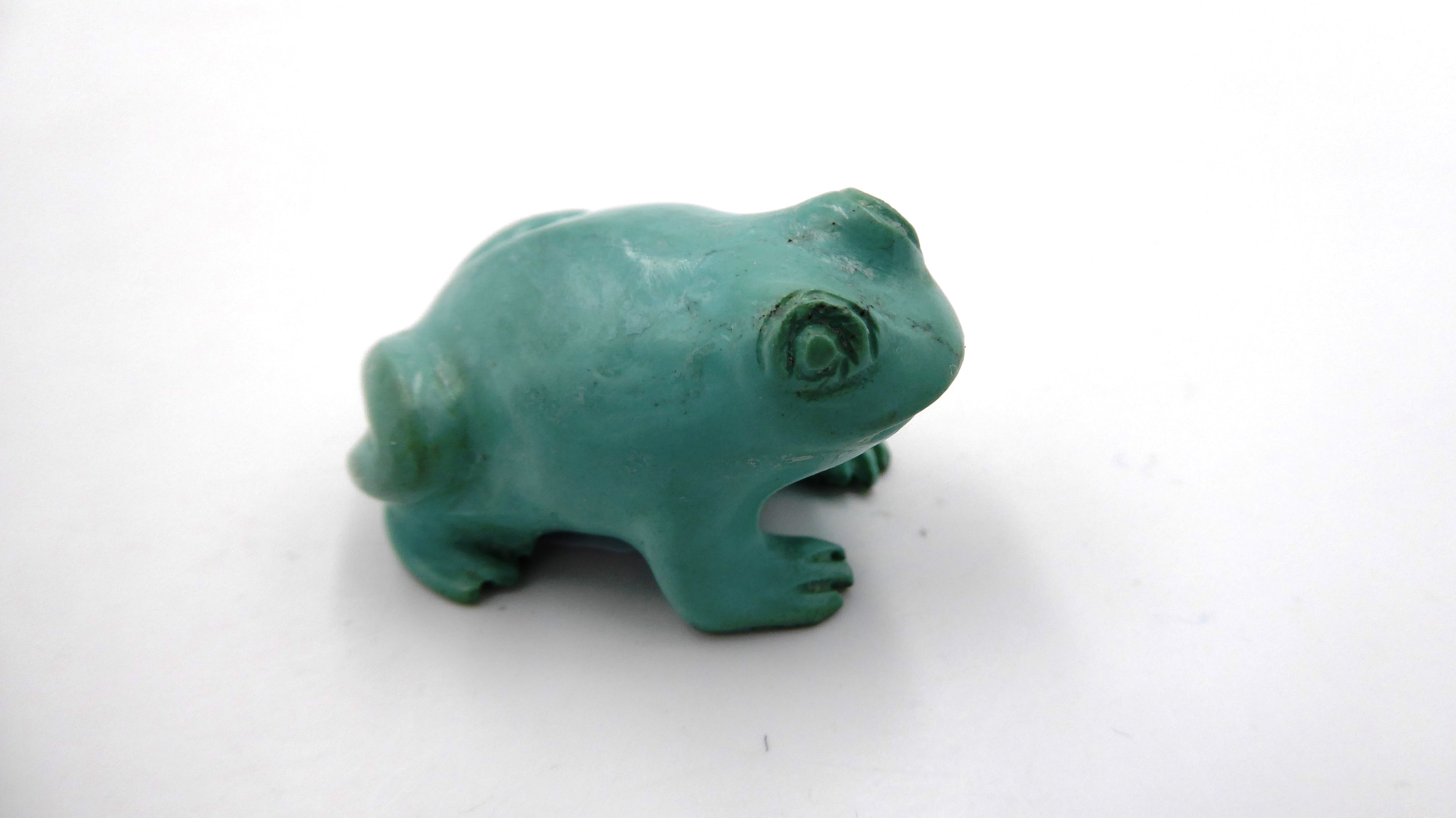 Petite grenouille en pierre ton vert pastel