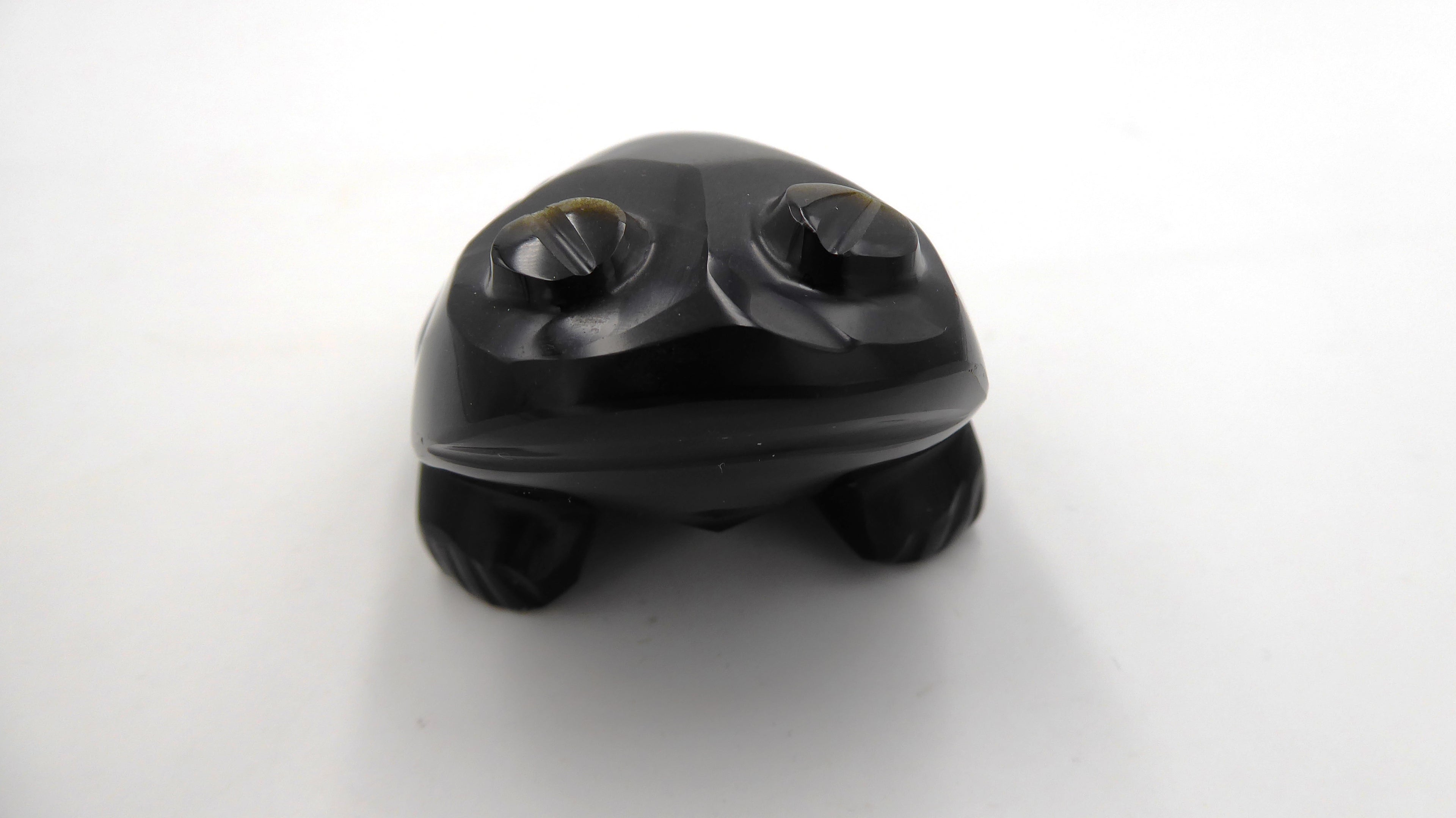 Moyenne grenouille en pierre brillante noire effet ébène reflets dorés (Modèle no 1)