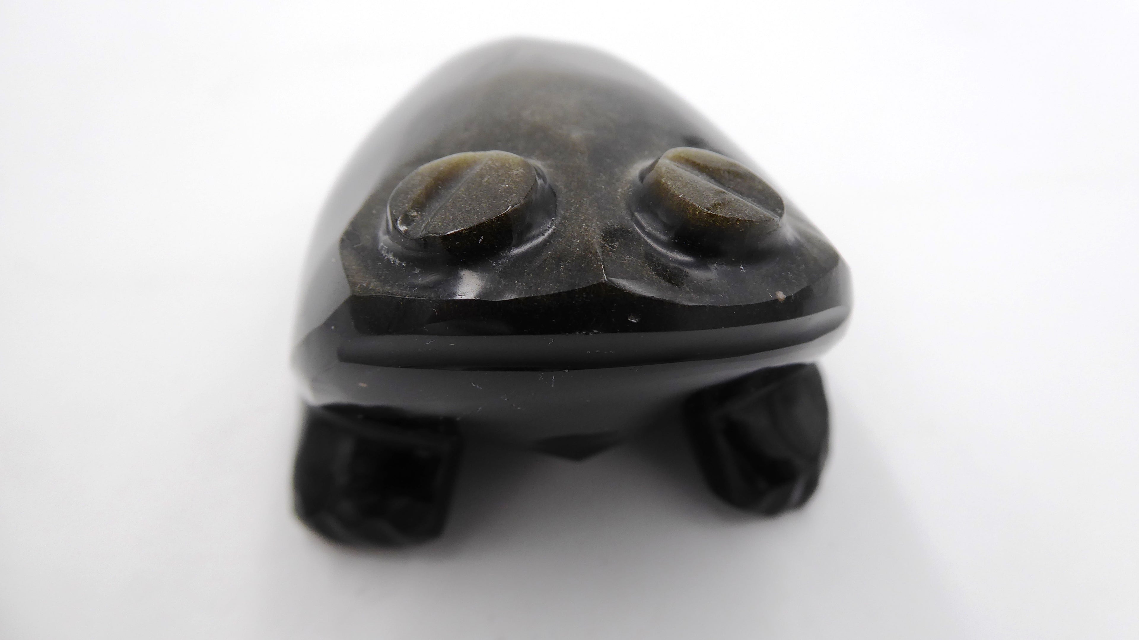 Moyenne grenouille en pierre brillante noire effet ébène reflets dorés (Modèle no 2)