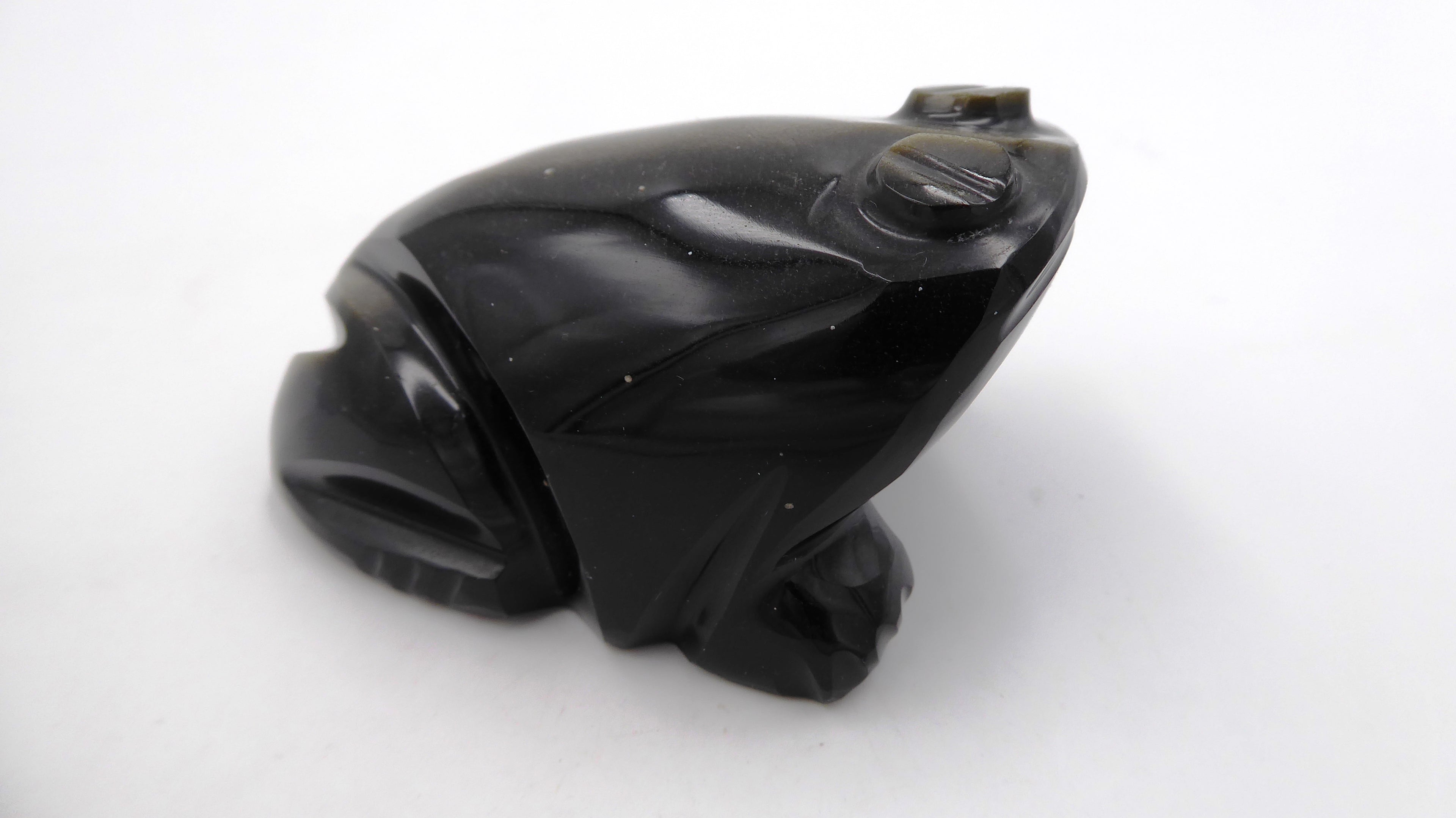 Moyenne grenouille en pierre brillante noire effet ébène reflets dorés (Modèle no 2)