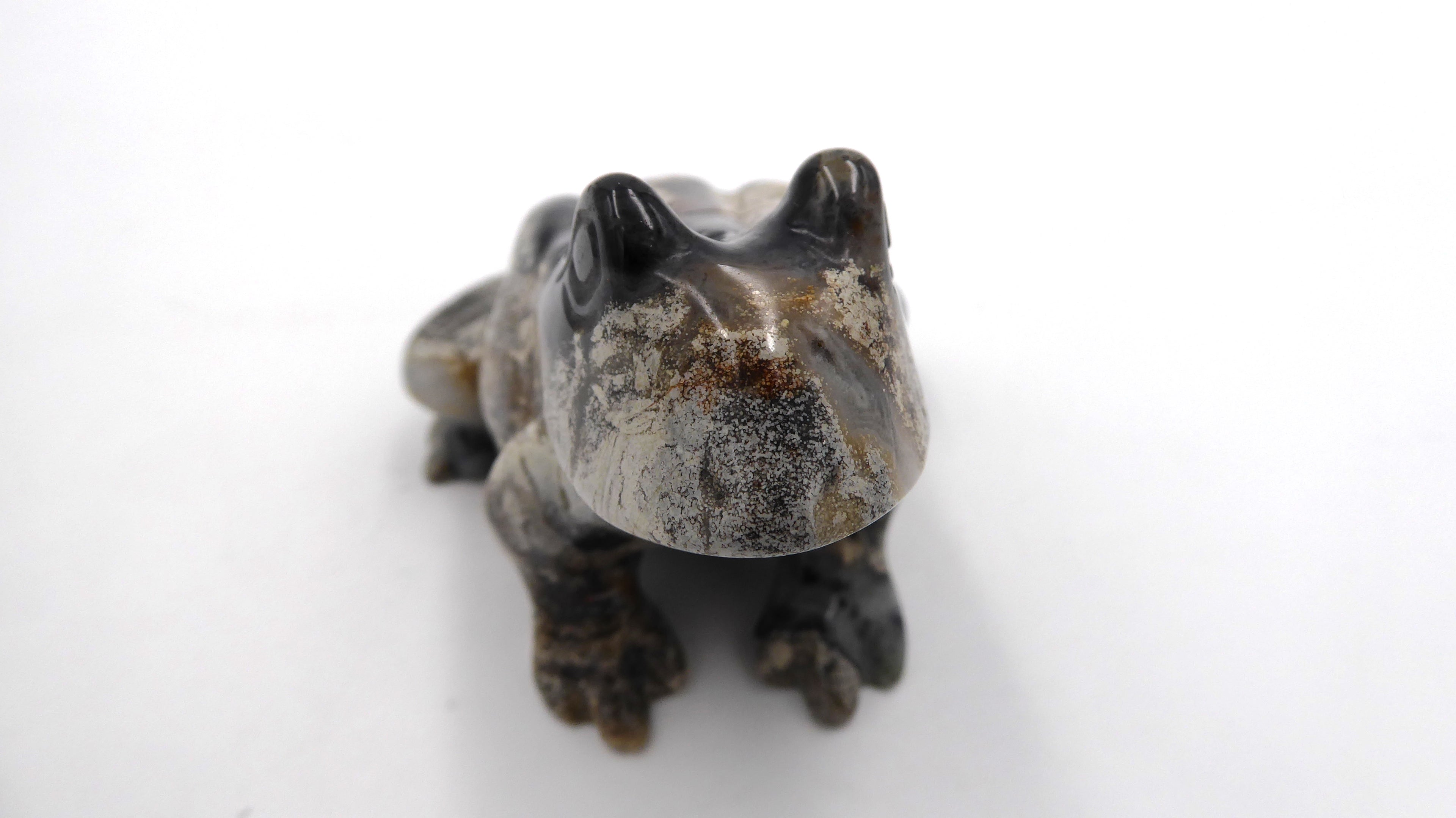 Grenouille en très belle pierre comportant un beau veinage