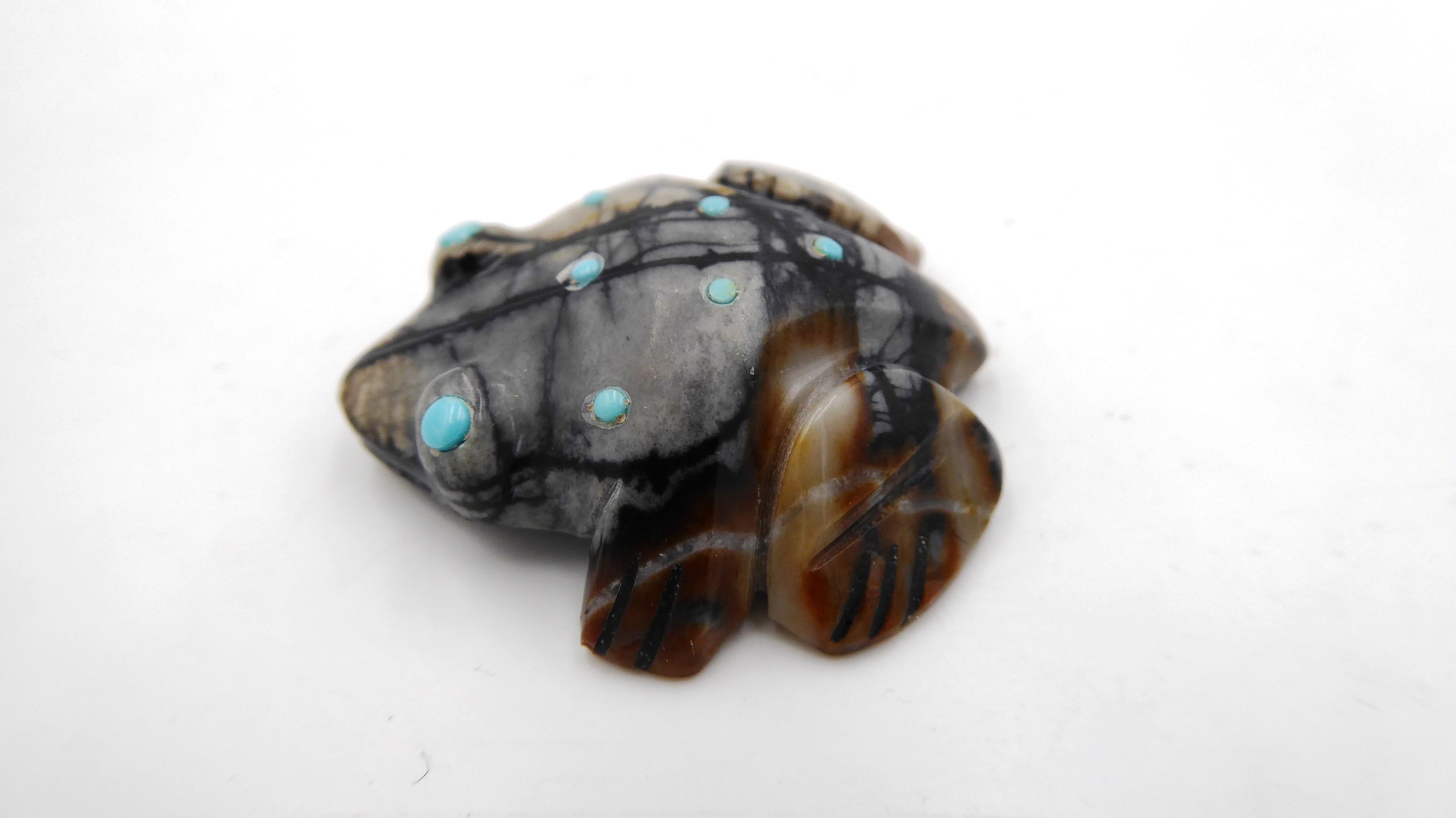Petite grenouille en pierre comportant de beaux effets signée A & L QUAM