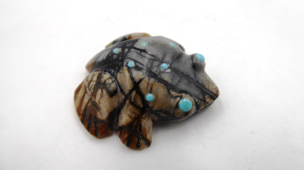 Petite grenouille en pierre comportant de beaux effets signée A & L QUAM