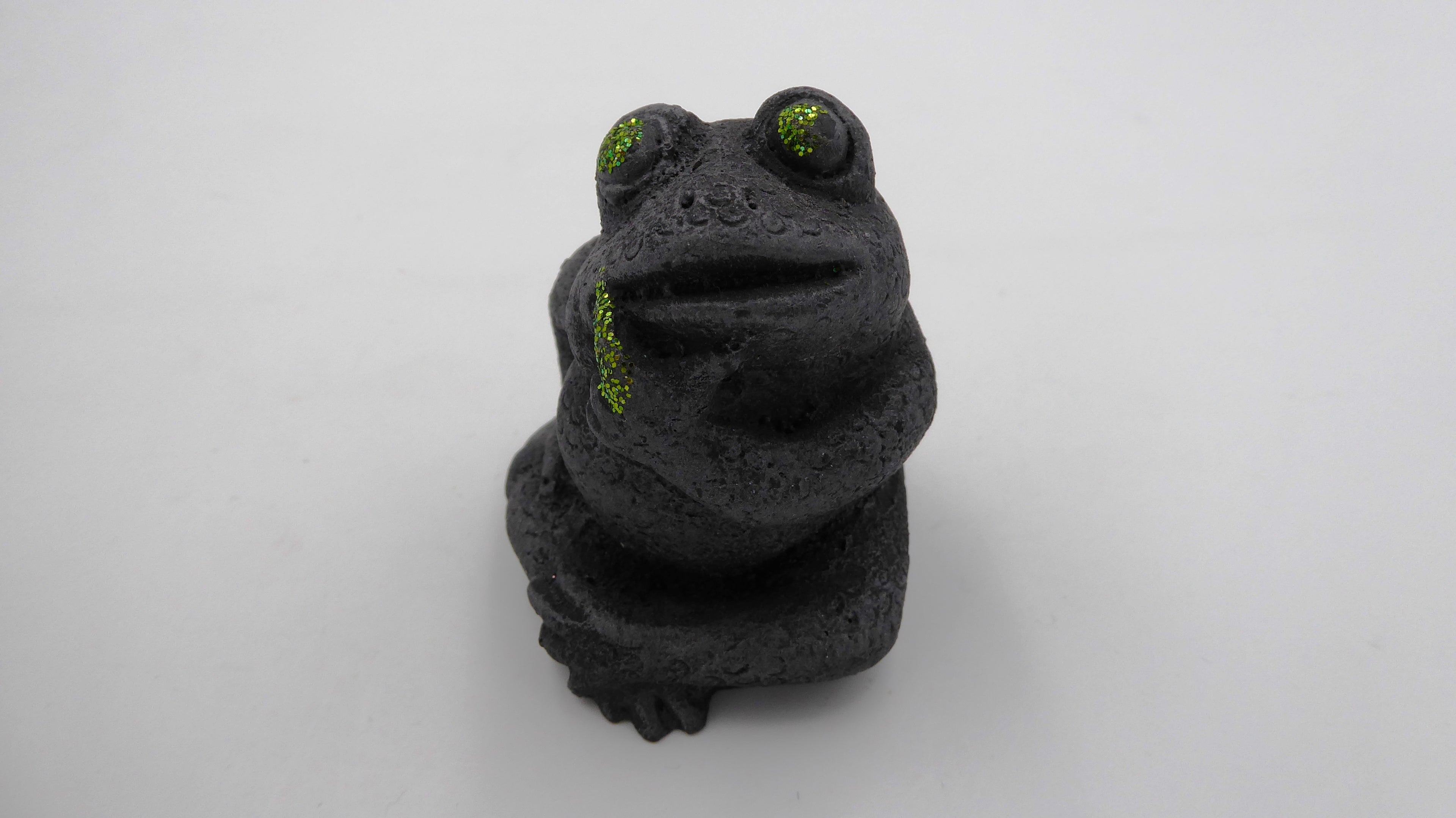 Moyenne grenouille en pierre de lave venant de GRAN CANARIA