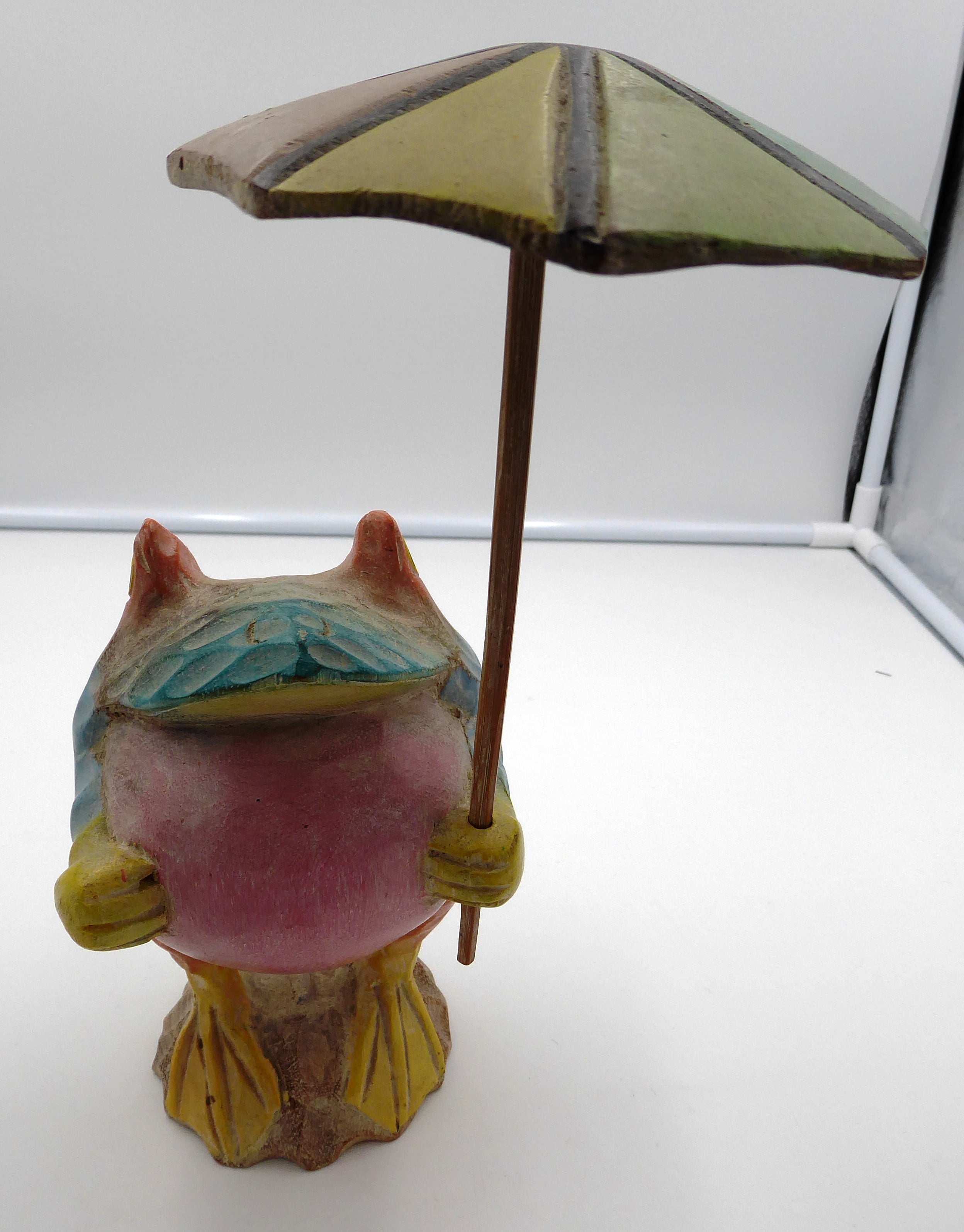 Belle sculpture bois peinte avec parasol