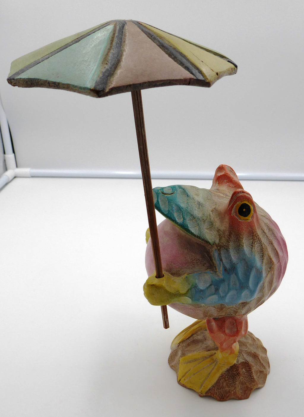 Belle sculpture bois peinte avec parasol