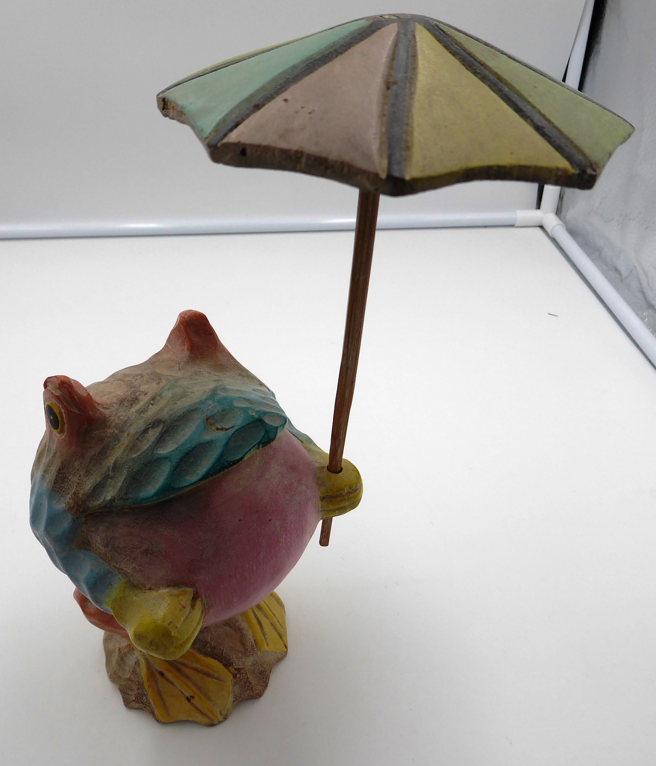 Belle sculpture bois peinte avec parasol