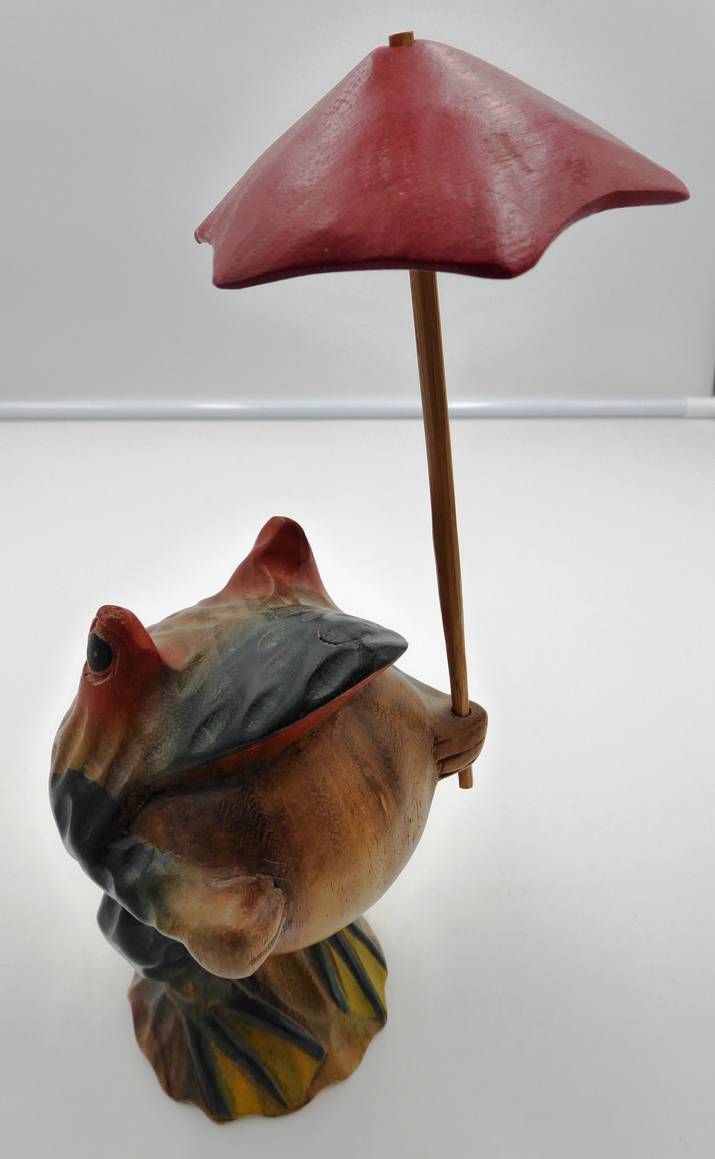 Belle sculpture bois peinte avec parasol