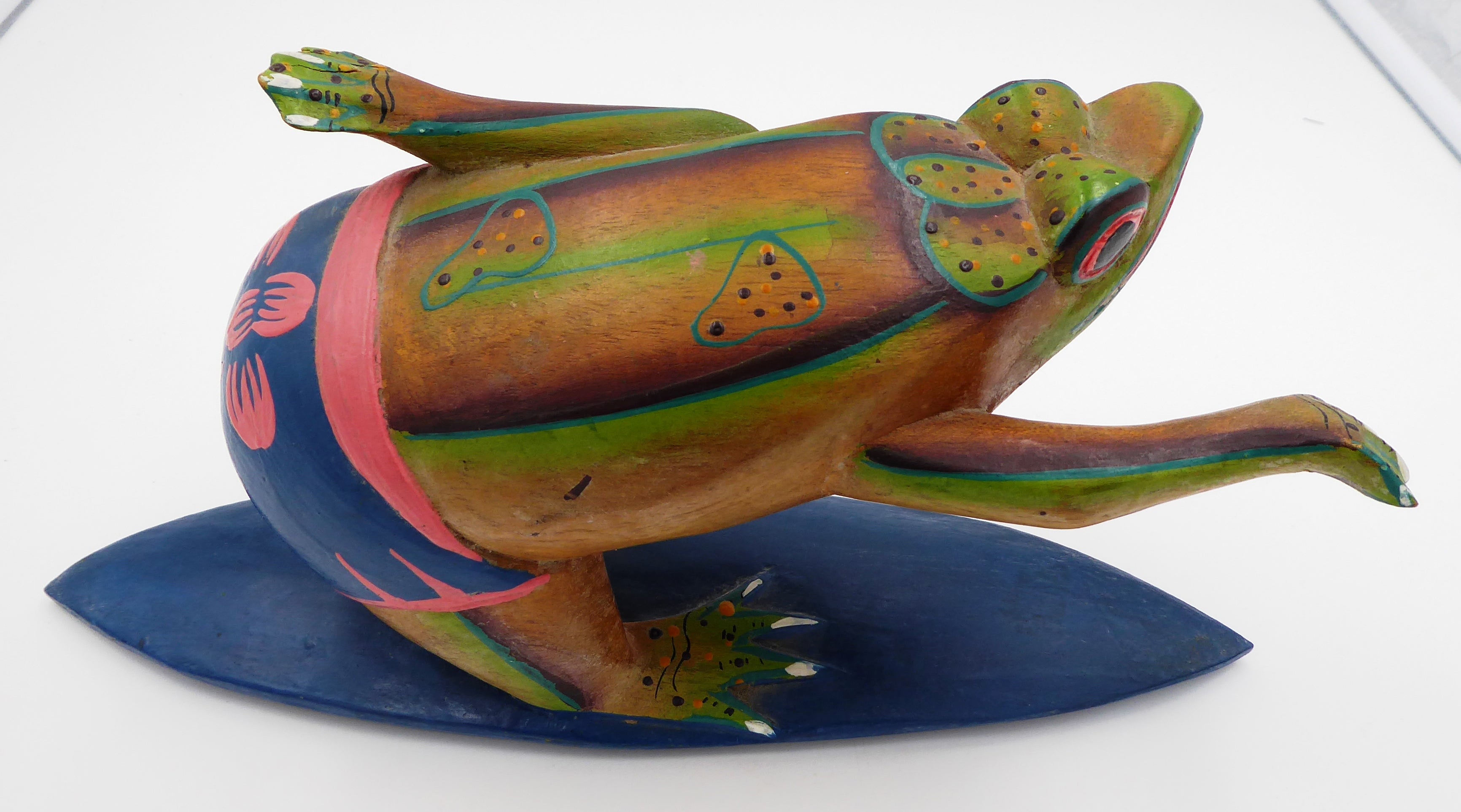 Belle sculpture bois peinte le surfeur planche bleu