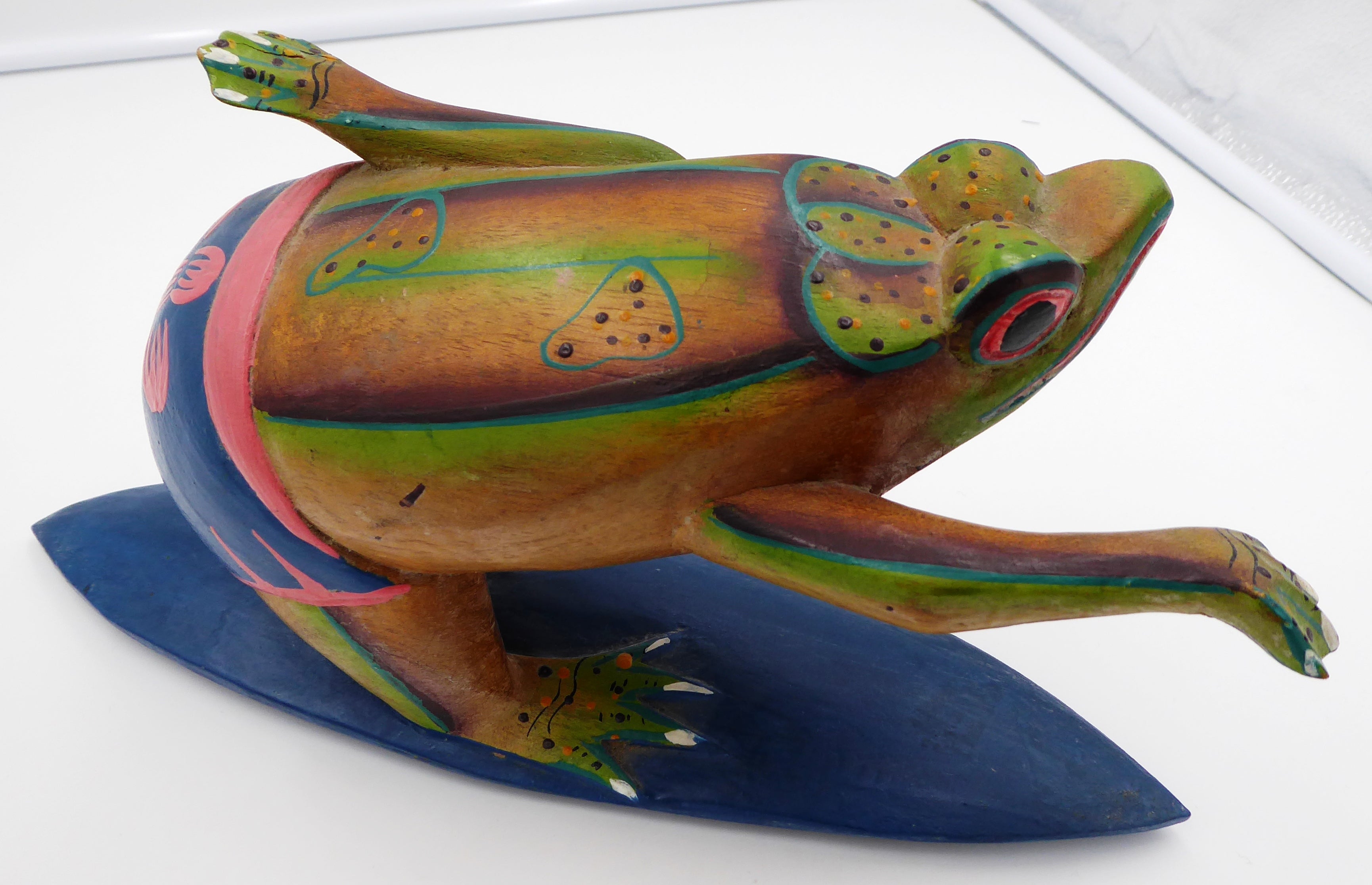 Belle sculpture bois peinte le surfeur planche bleu