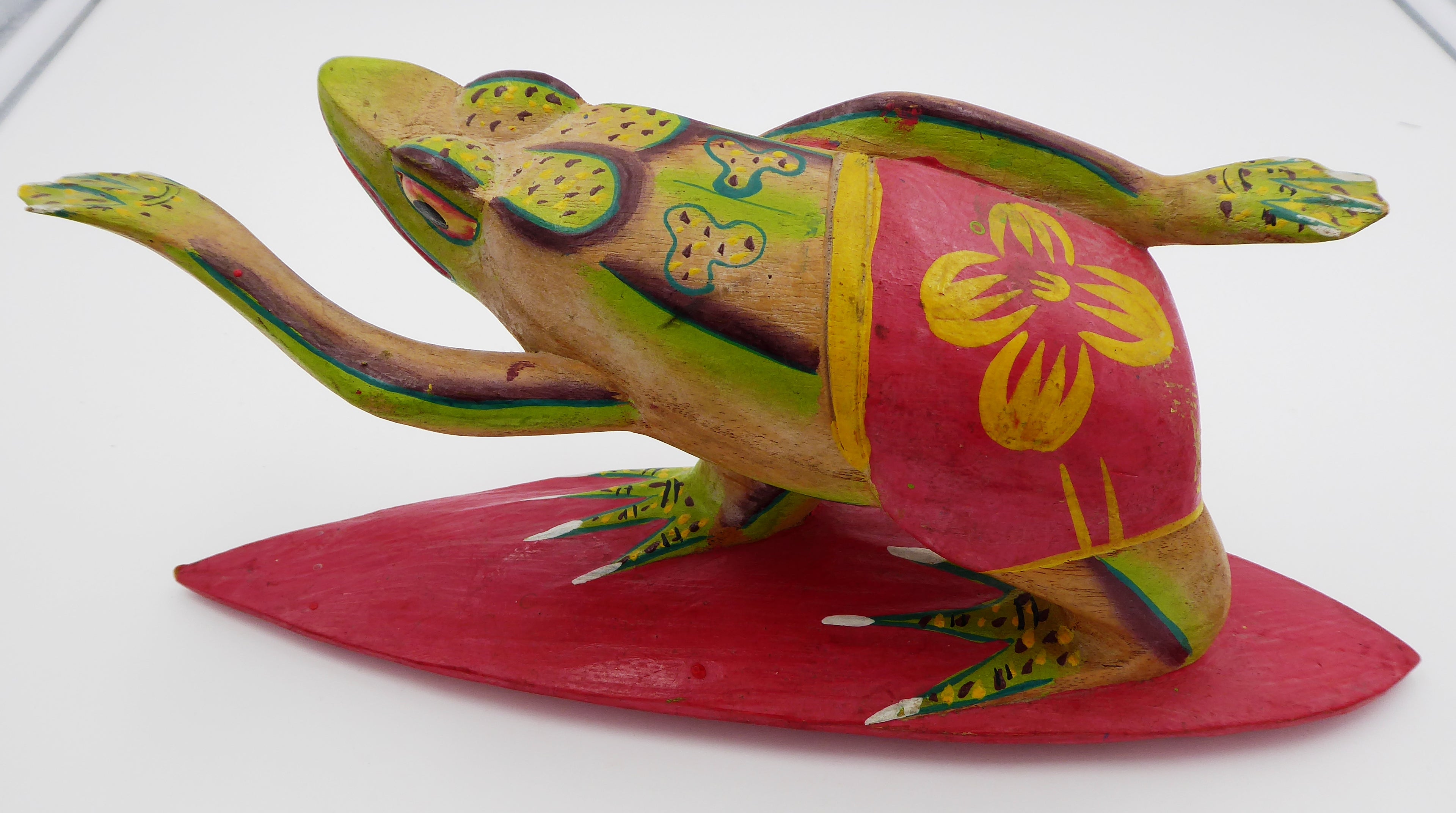 Belle sculpture bois peinte la surfeuse planche rose