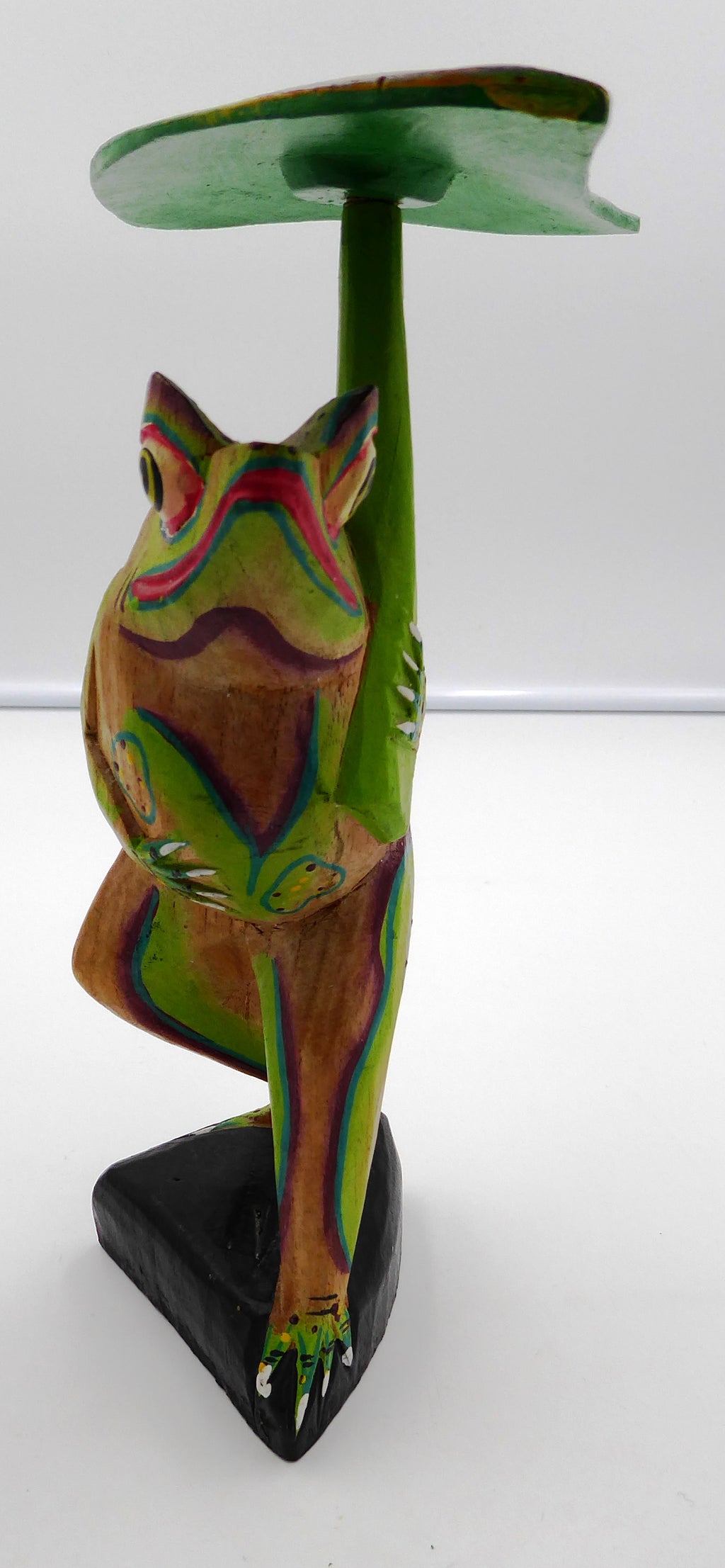 Belle sculpture bois peinte grenouille au nénuphar