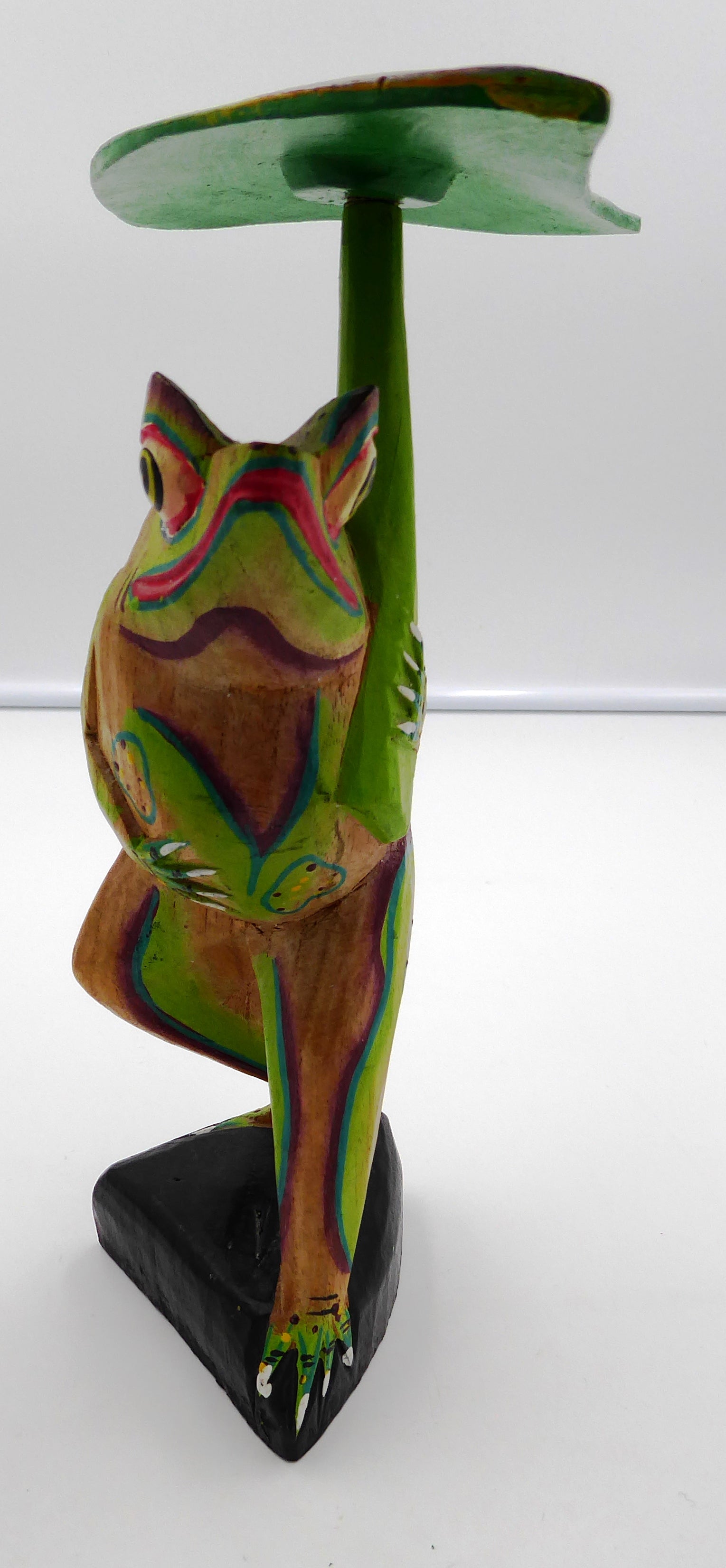 Belle sculpture bois peinte grenouille au nénuphar