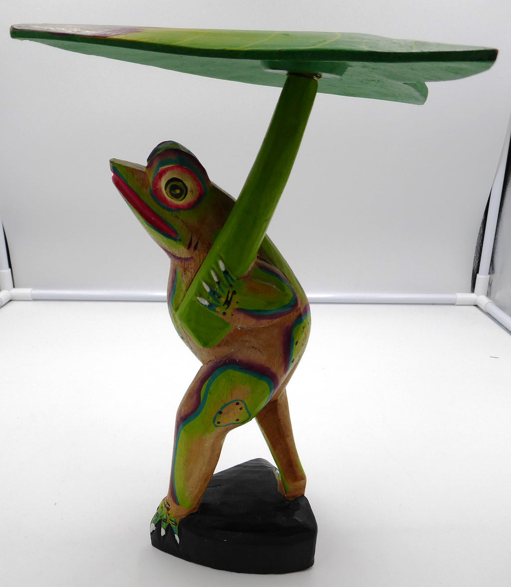 Belle sculpture bois peinte grenouille au nénuphar