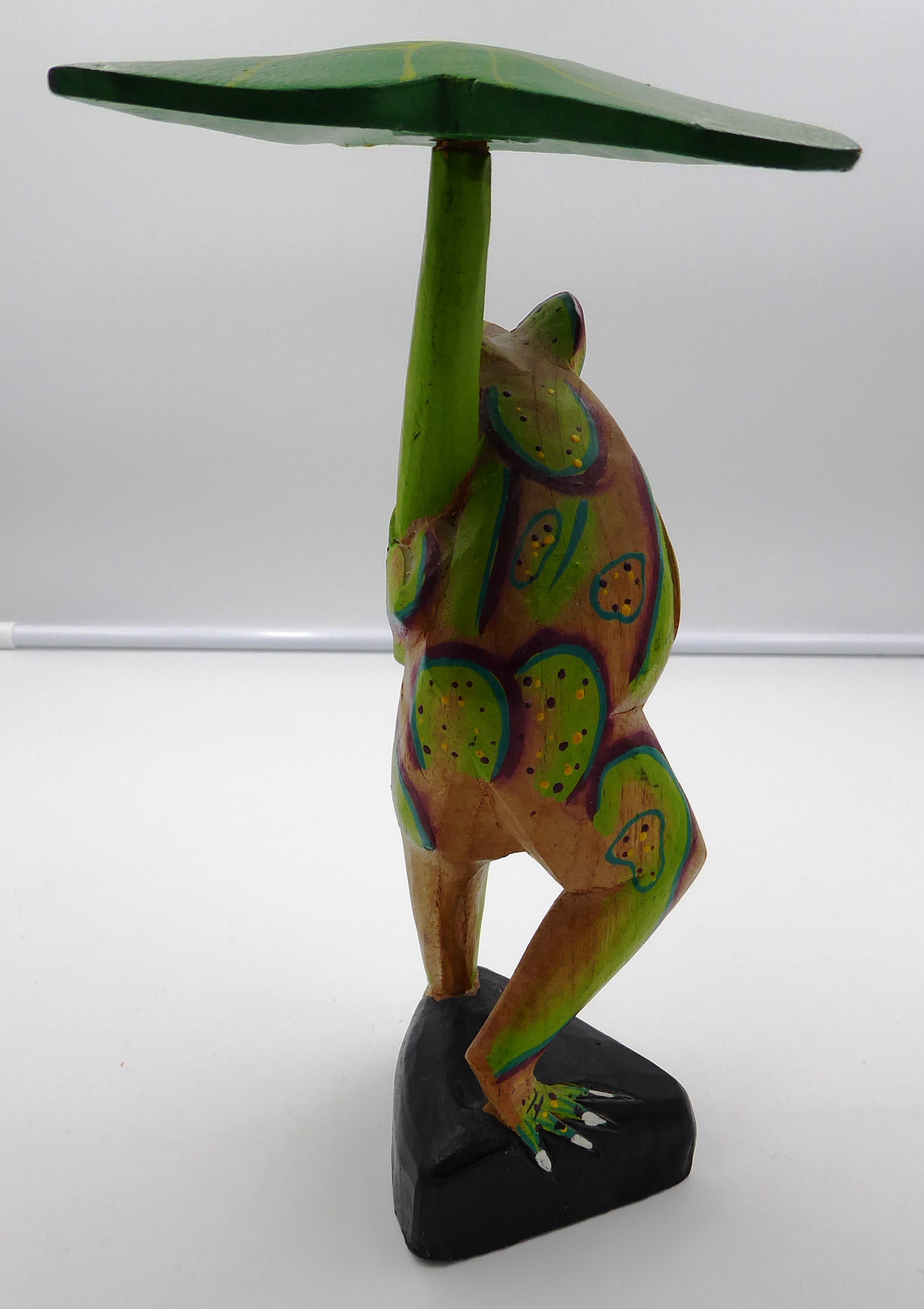 Belle sculpture bois peinte grenouille au nénuphar