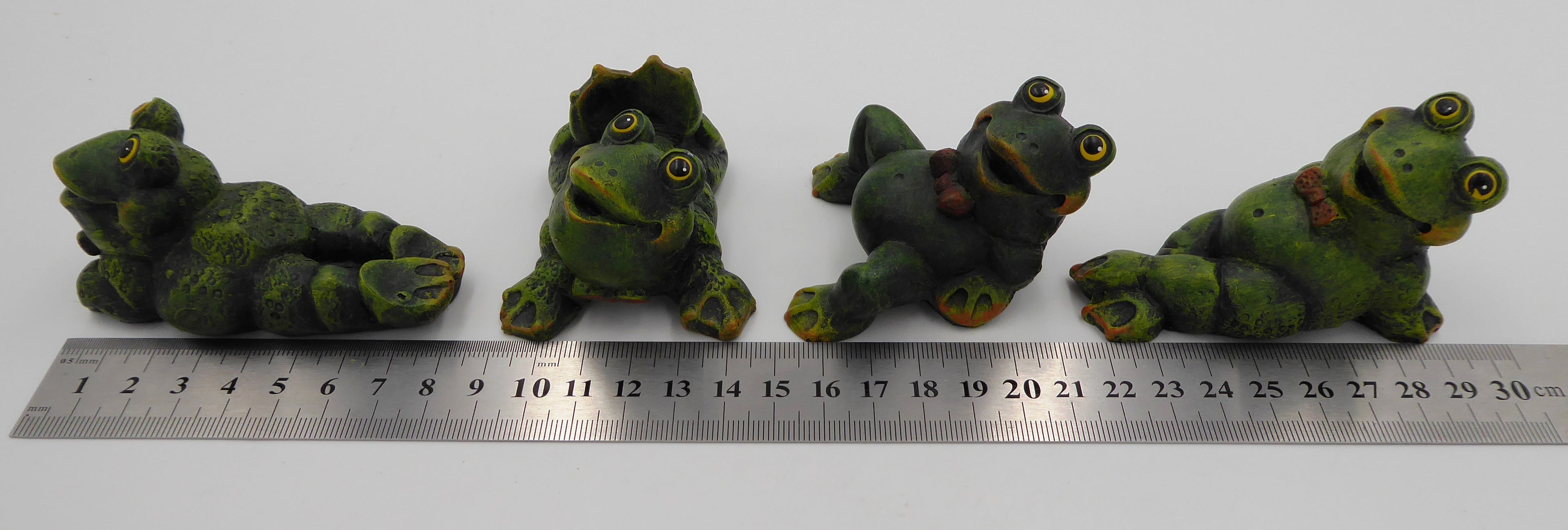 Lot de quatre grenouilles en composite verte