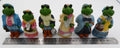 Lot de six grenouilles formant une famille