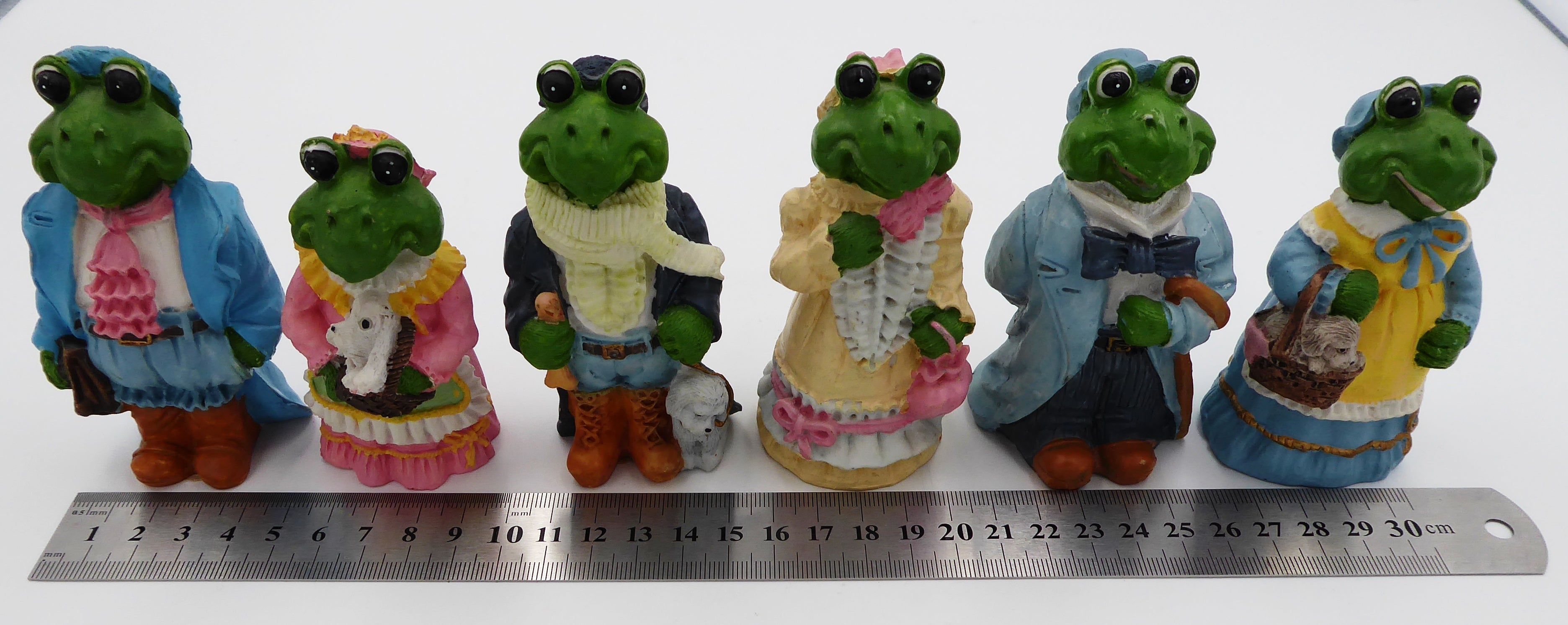 Lot de six grenouilles formant une famille