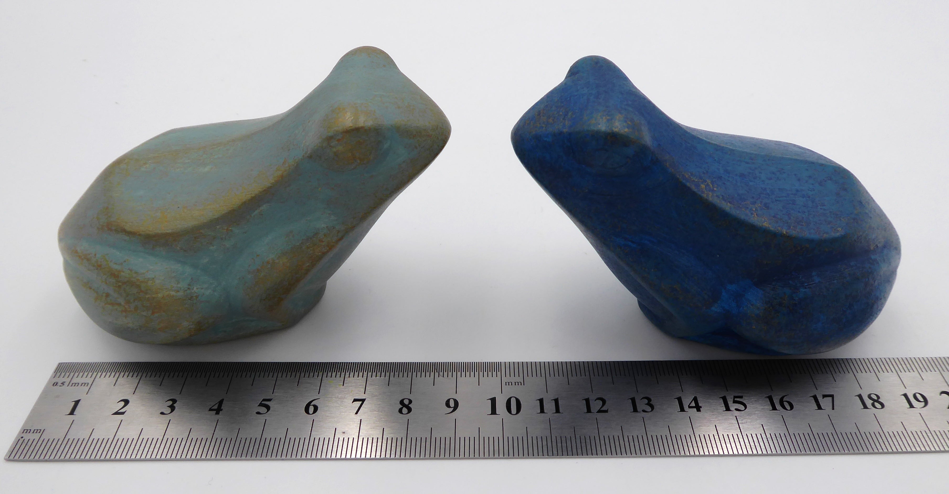 Lot de deux grenouilles en bois peintes
