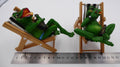 Lot deux grenouilles en composite sur leurs chaises