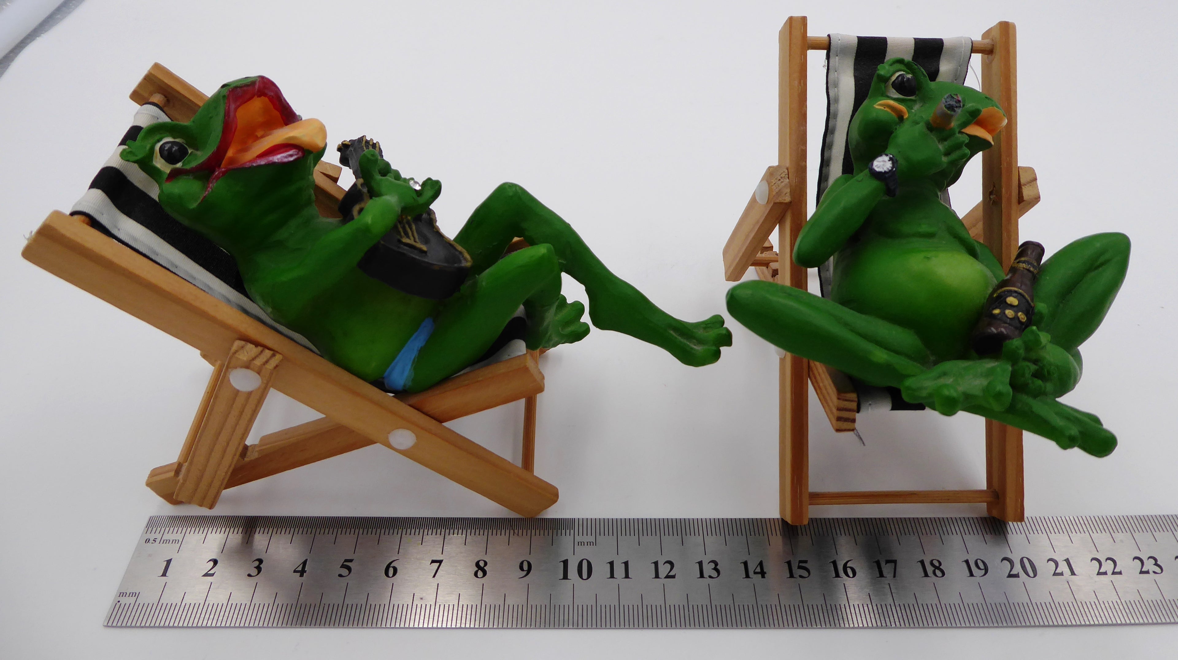 Lot deux grenouilles en composite sur leurs chaises