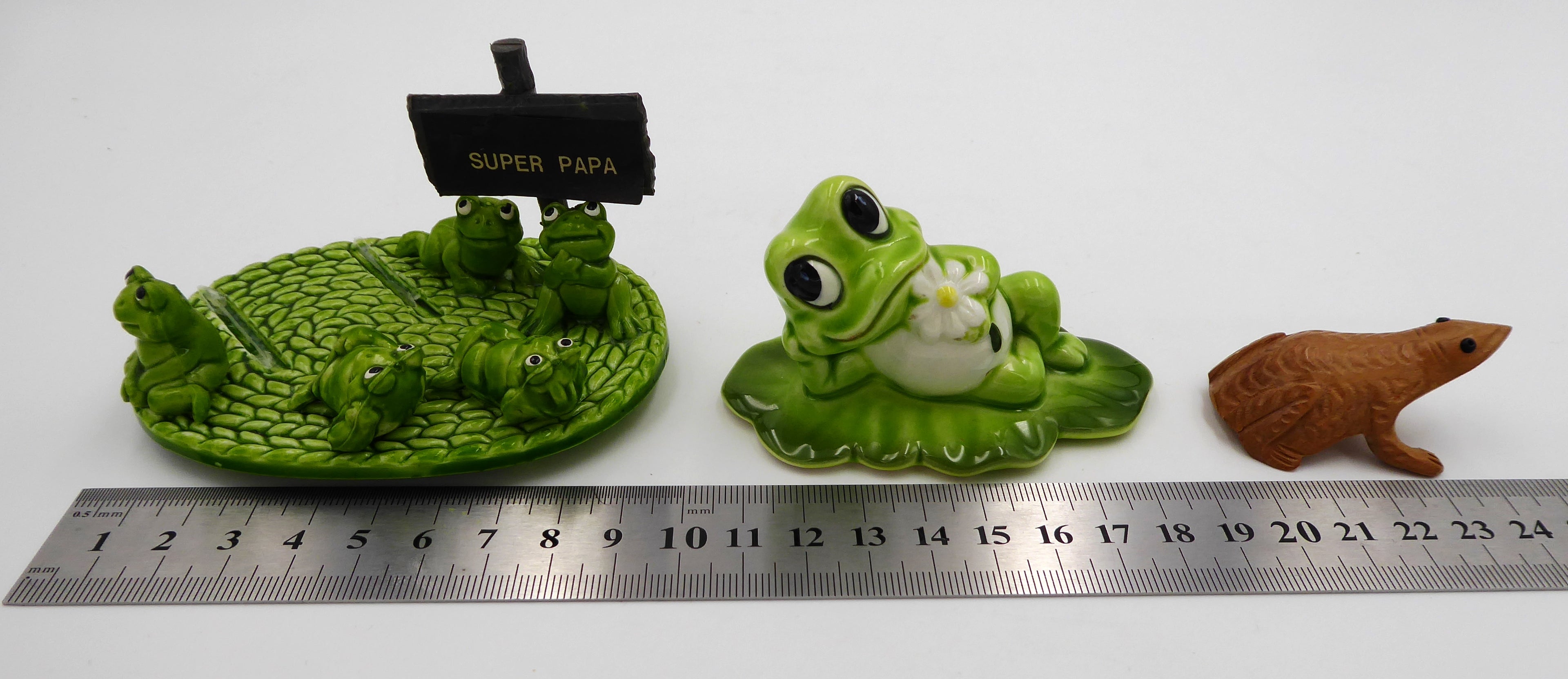 Lot de trois sujets grenouilles variés