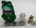 Lot de trois sujets grenouilles variés