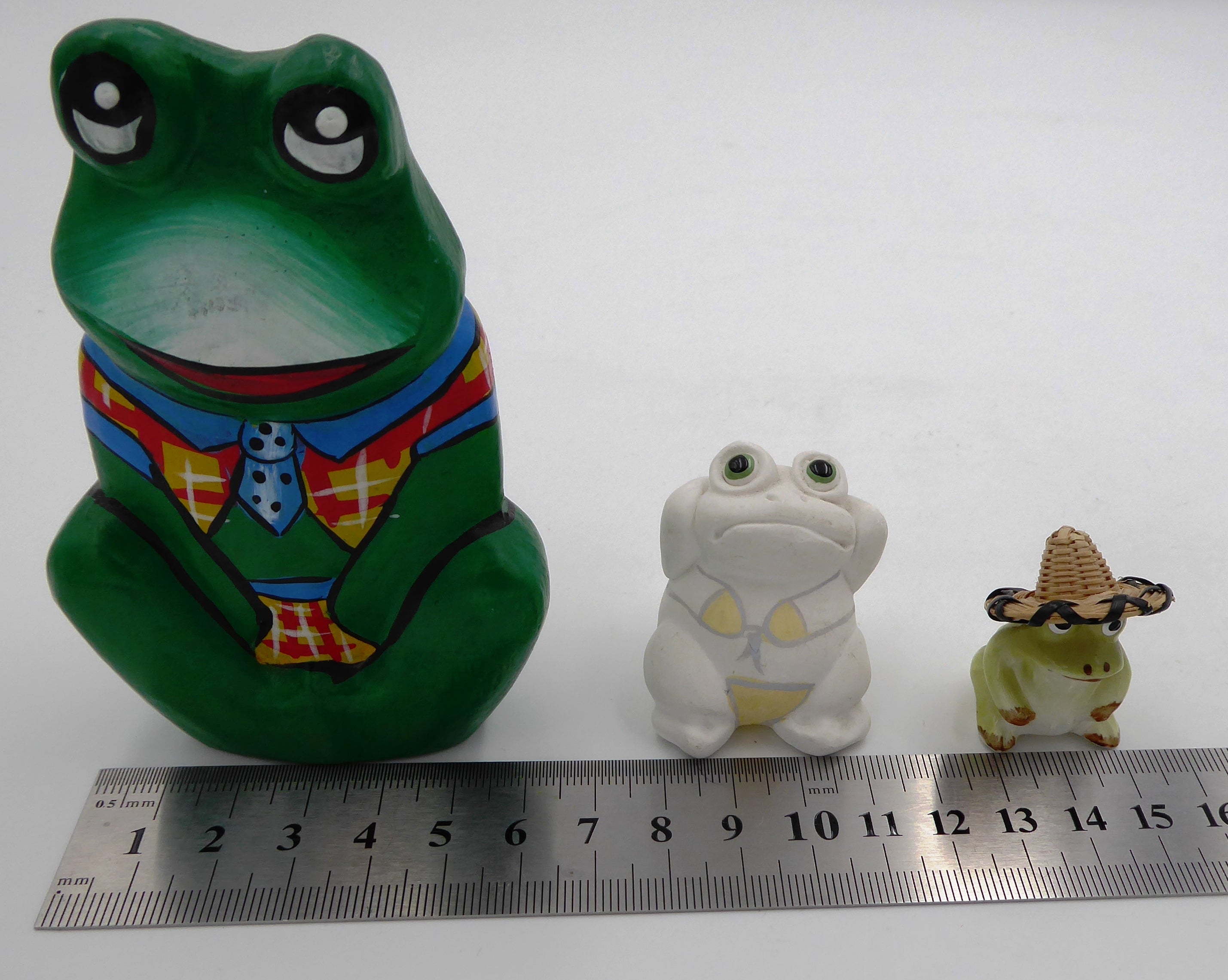 Lot de trois sujets grenouilles variés