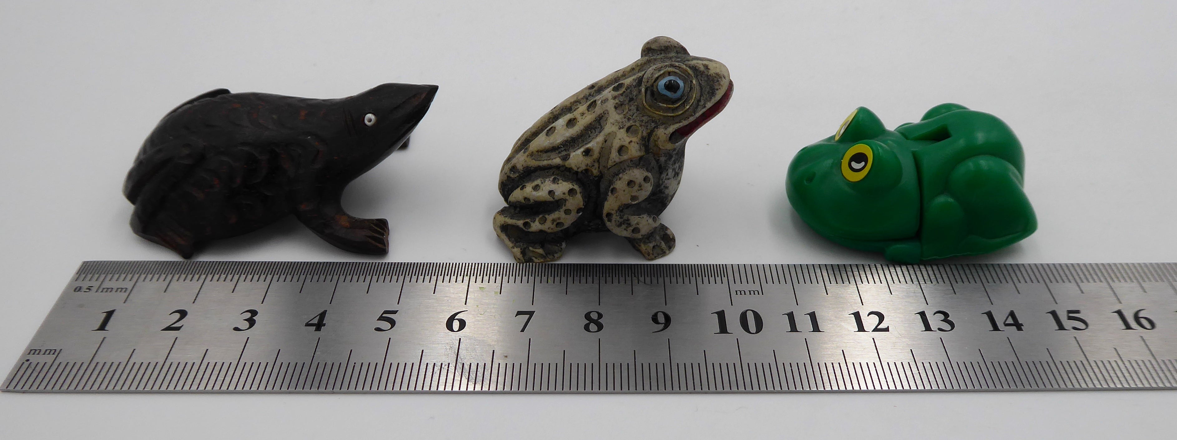 Lot de trois sujets grenouilles variés