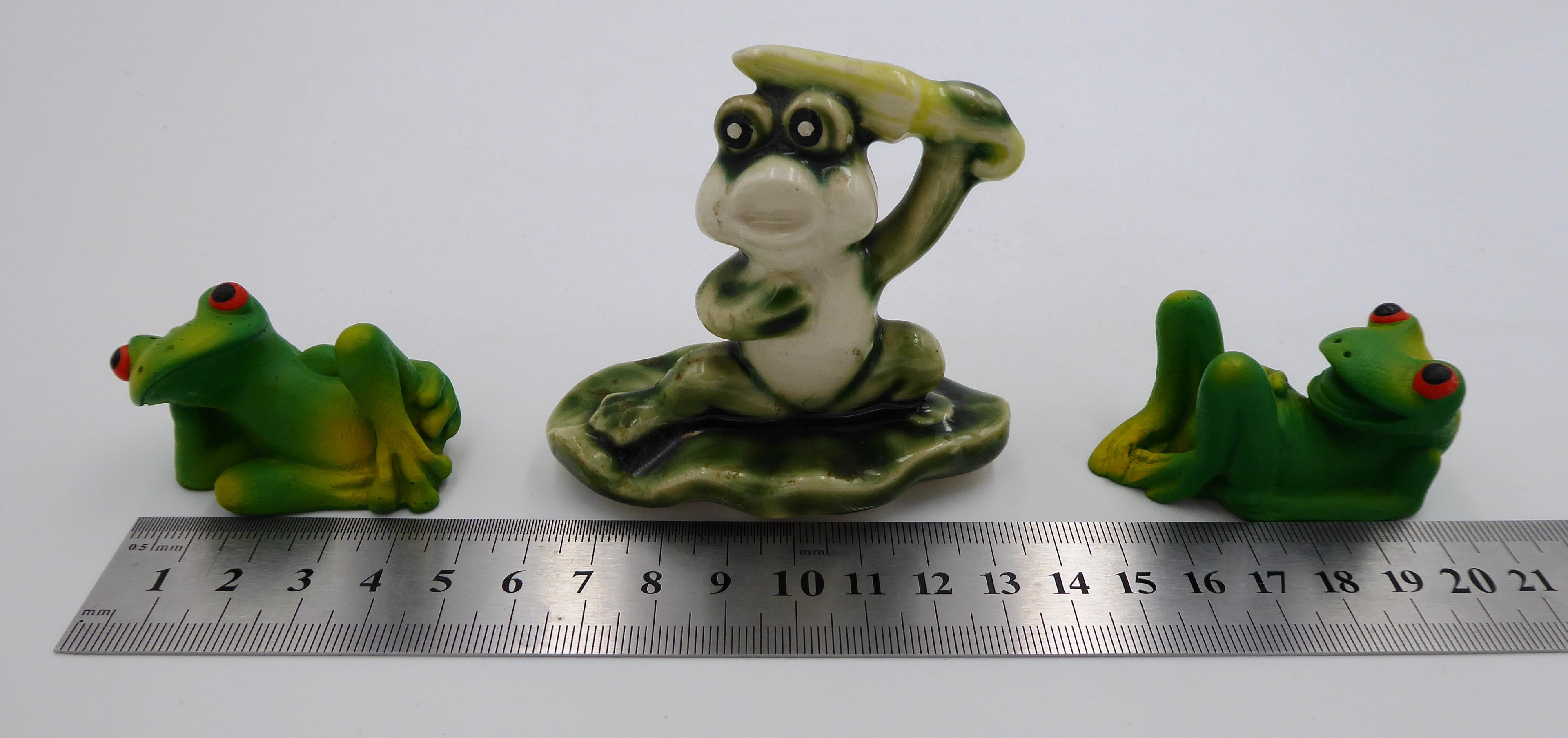 Lot de trois sujets grenouilles variés dont un couple