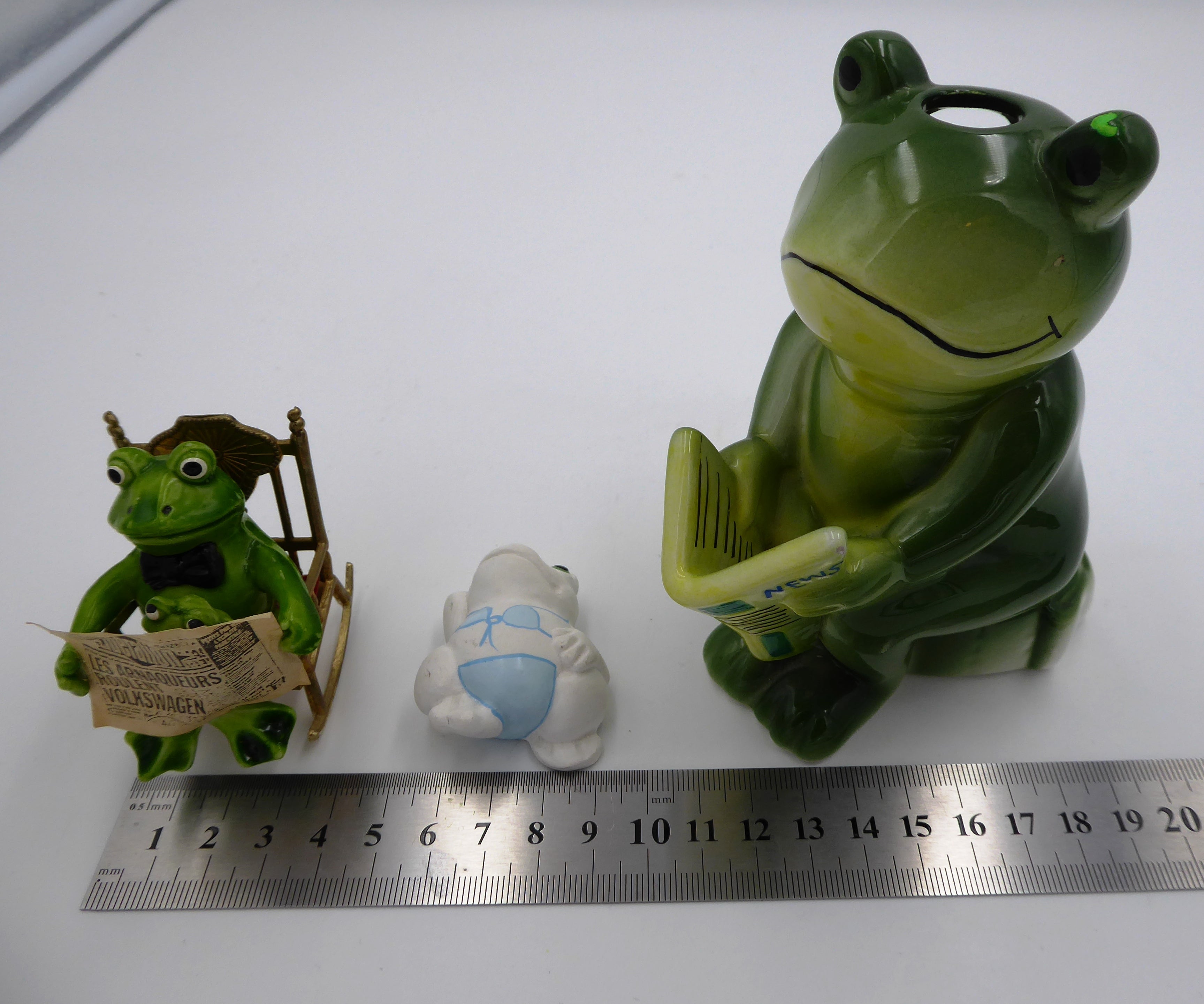 Lot de trois sujets grenouilles variés