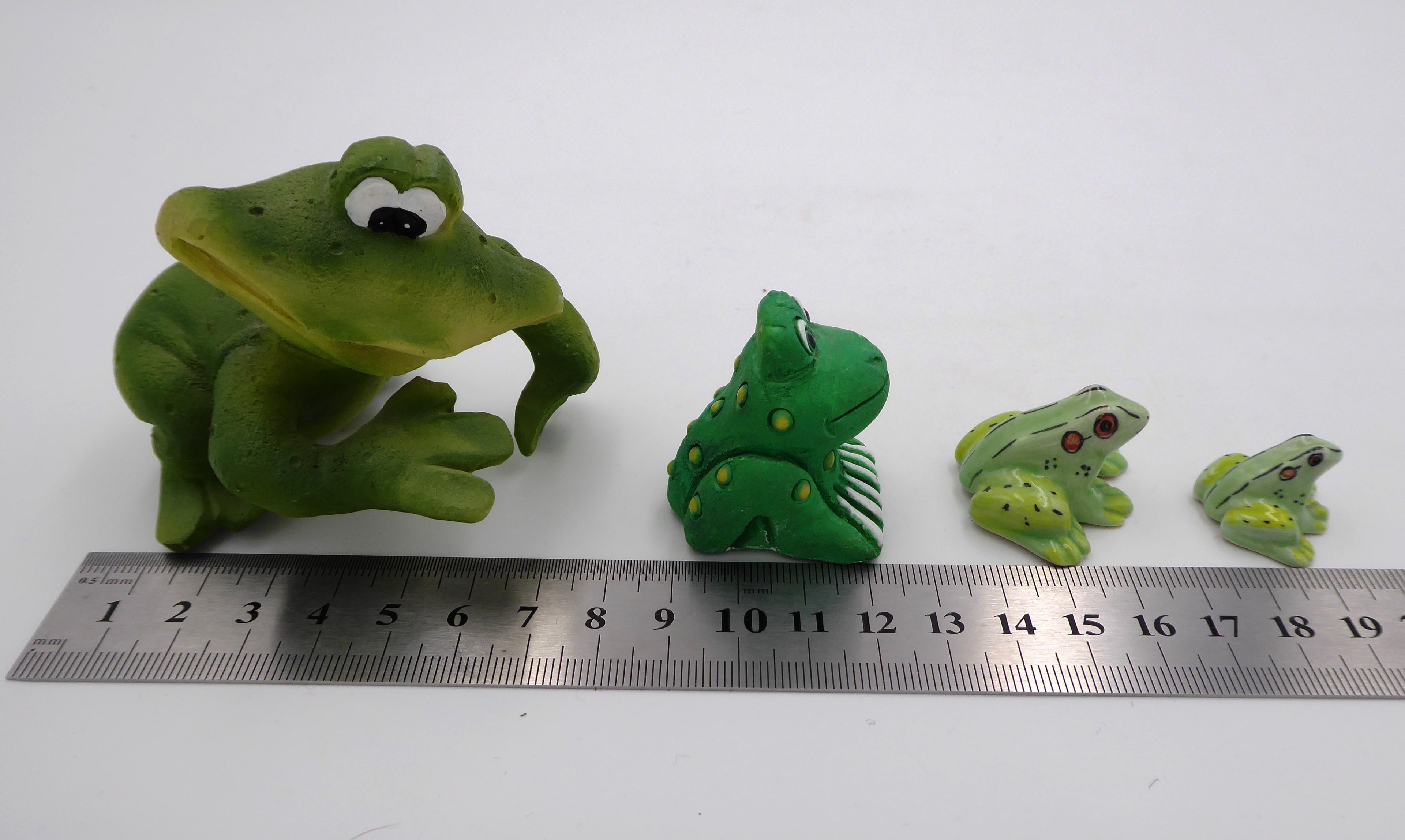 Lot de quatre sujets grenouilles variées