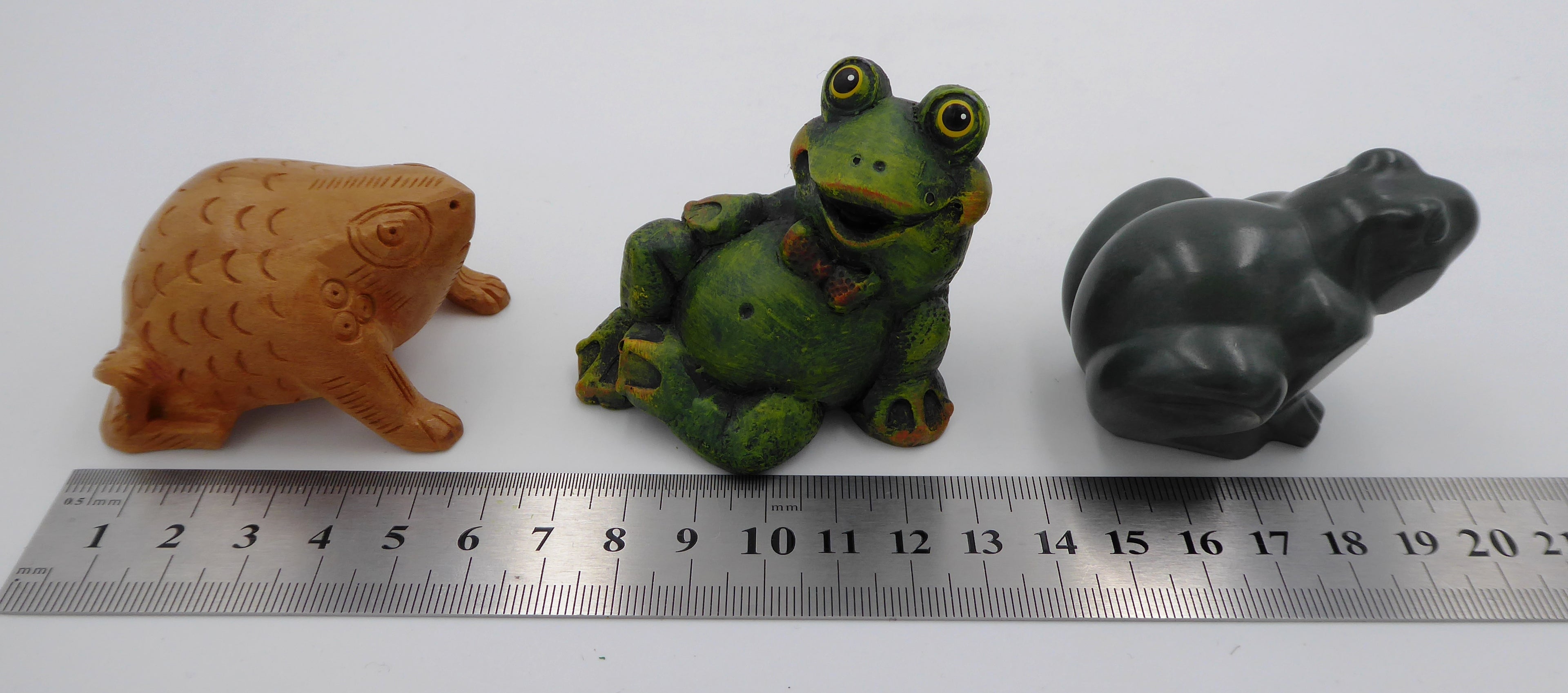 Lot de trois sujets grenouilles variés