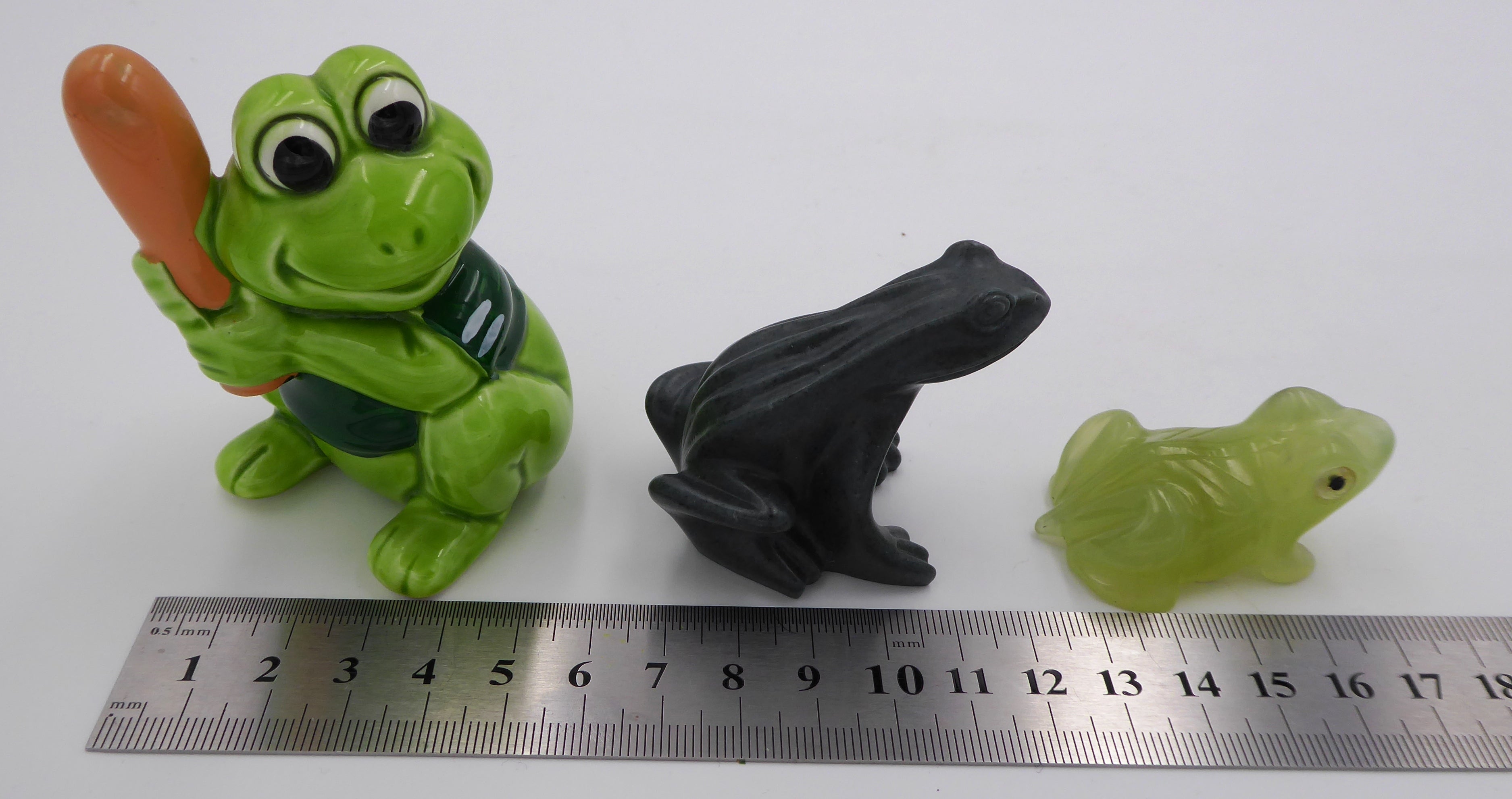 Lot de trois sujets grenouilles variés